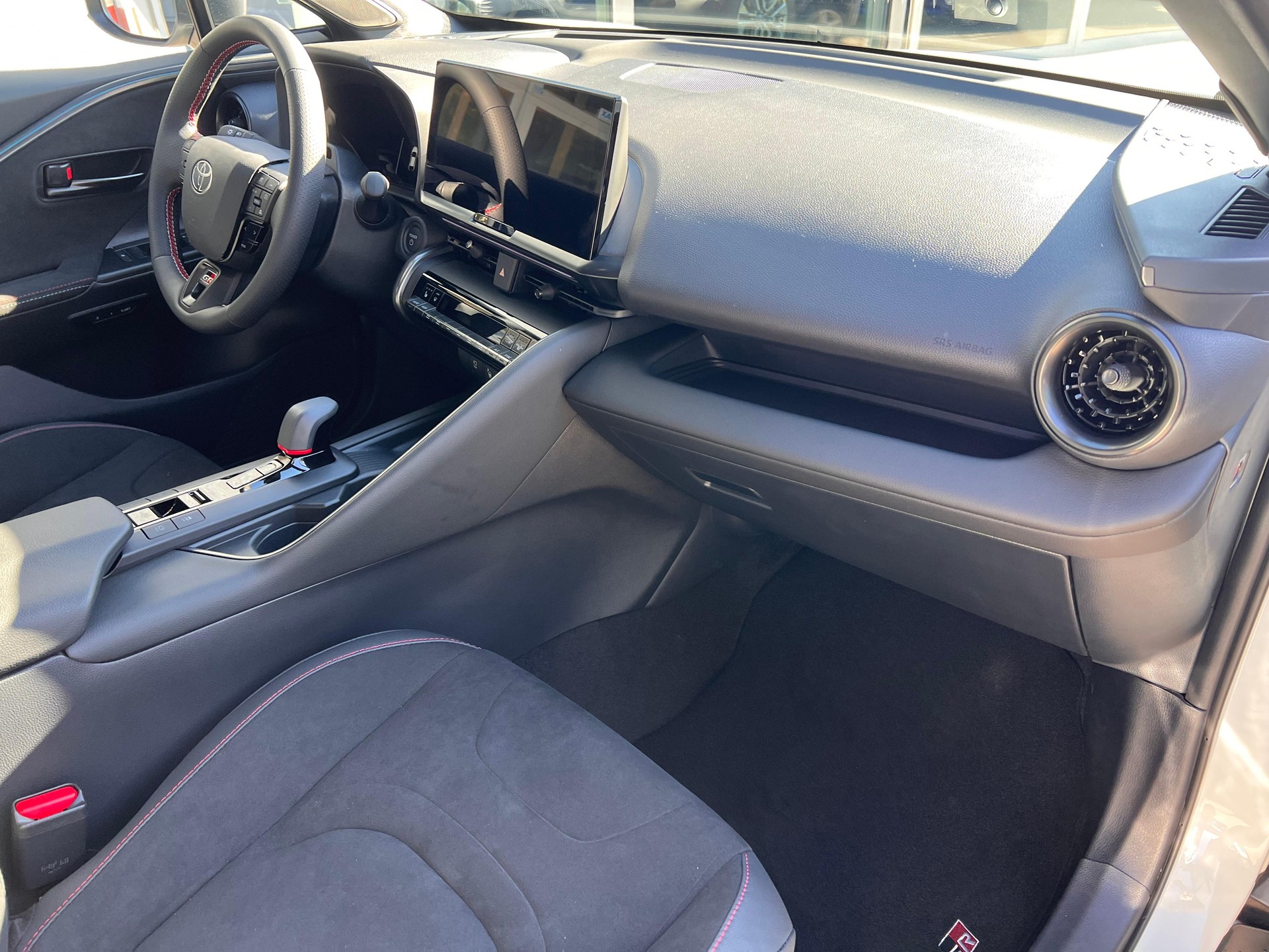 TOYOTA C-HR 2.0 PHEV GR Sport-image-13