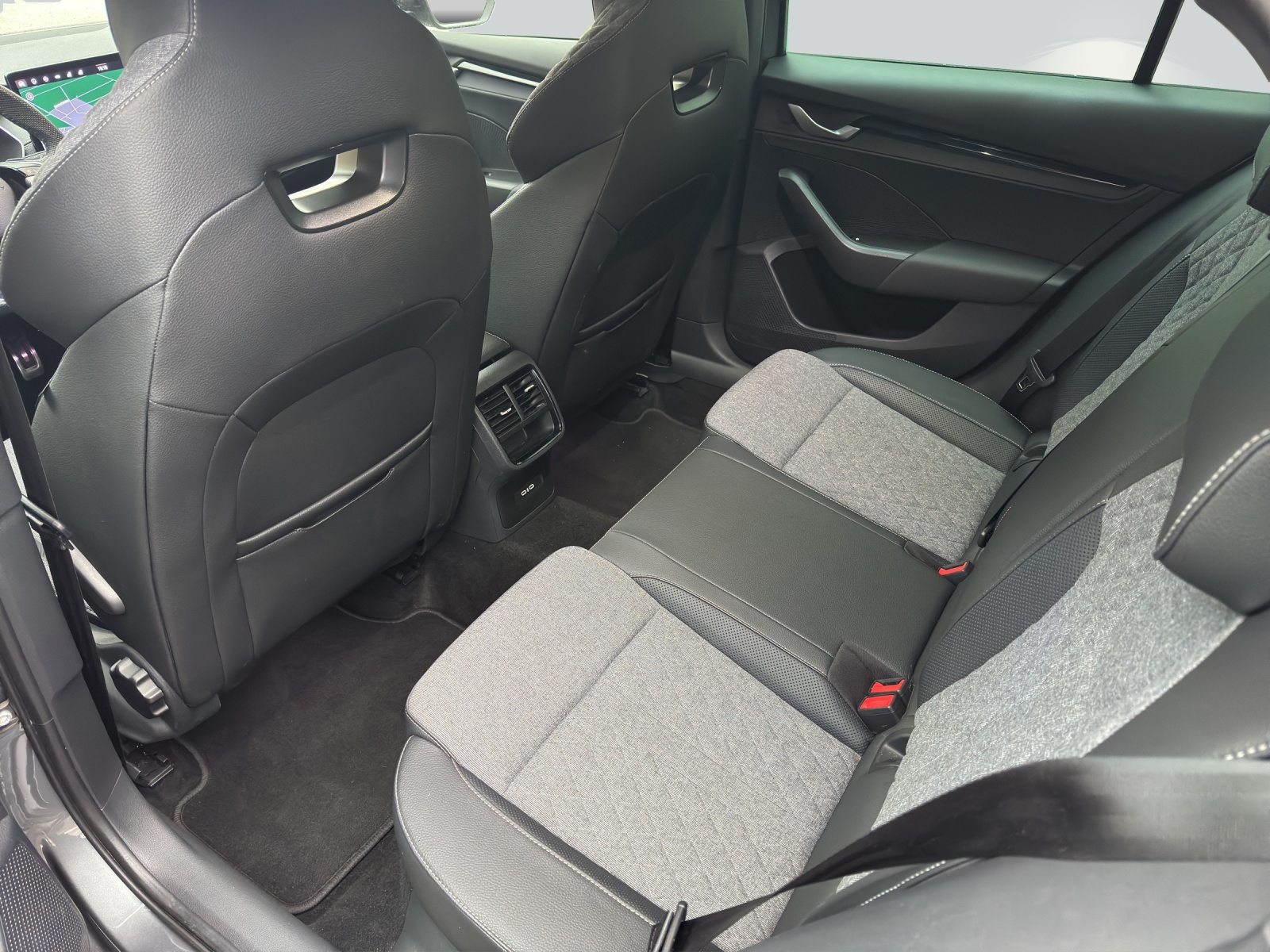 SKODA Octavia Combi 1.5 TSI mHEV DSG Sport Line-image-7