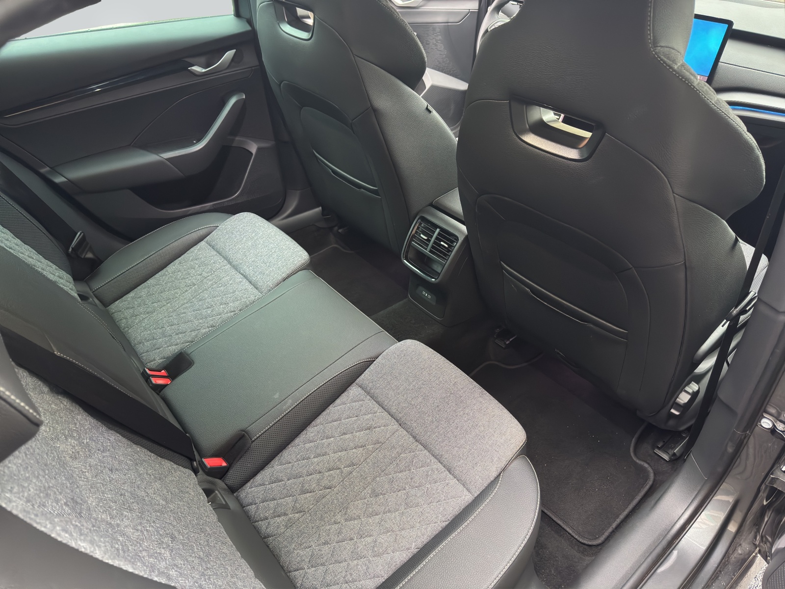 SKODA Octavia Combi 1.5 TSI mHEV DSG Sport Line-image-8