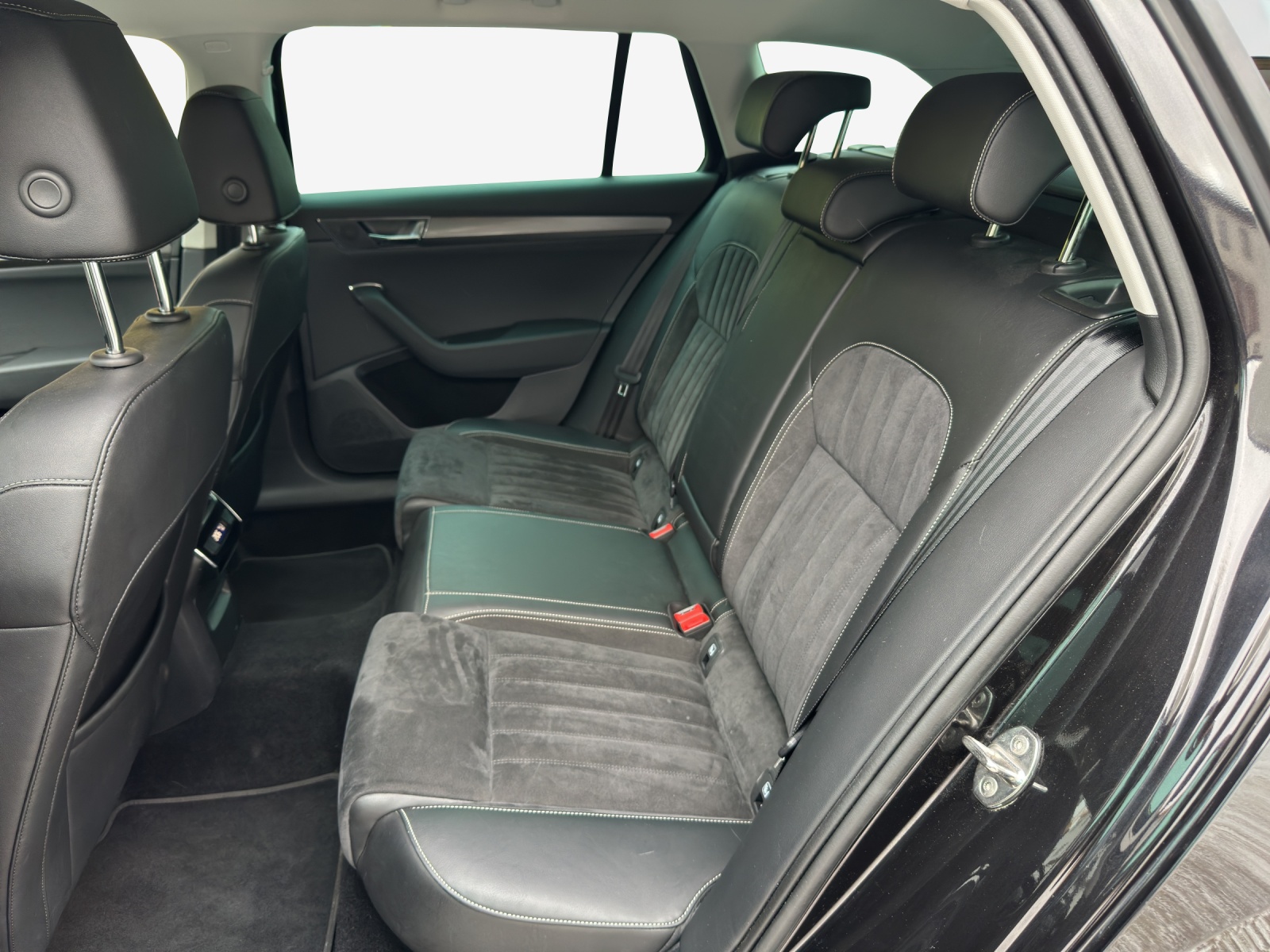 SKODA Superb Combi 2.0 TDi Style 4x4 DSG-image-11
