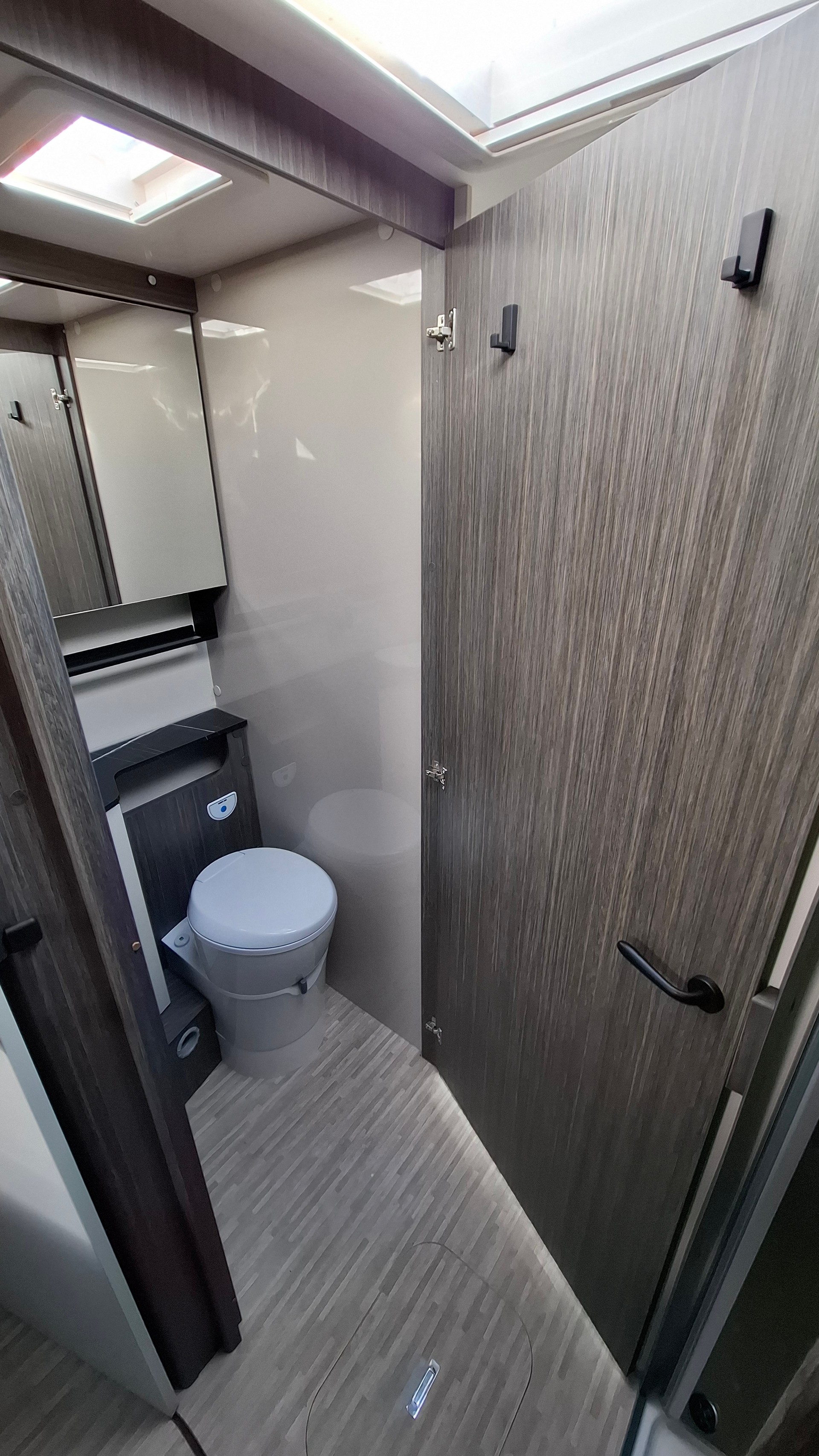 MCLOUIS MC4 881 - 25 Edition Automatique 165 PS (chauffage diesel, panneau solaire 200W, Marquise)-image-11