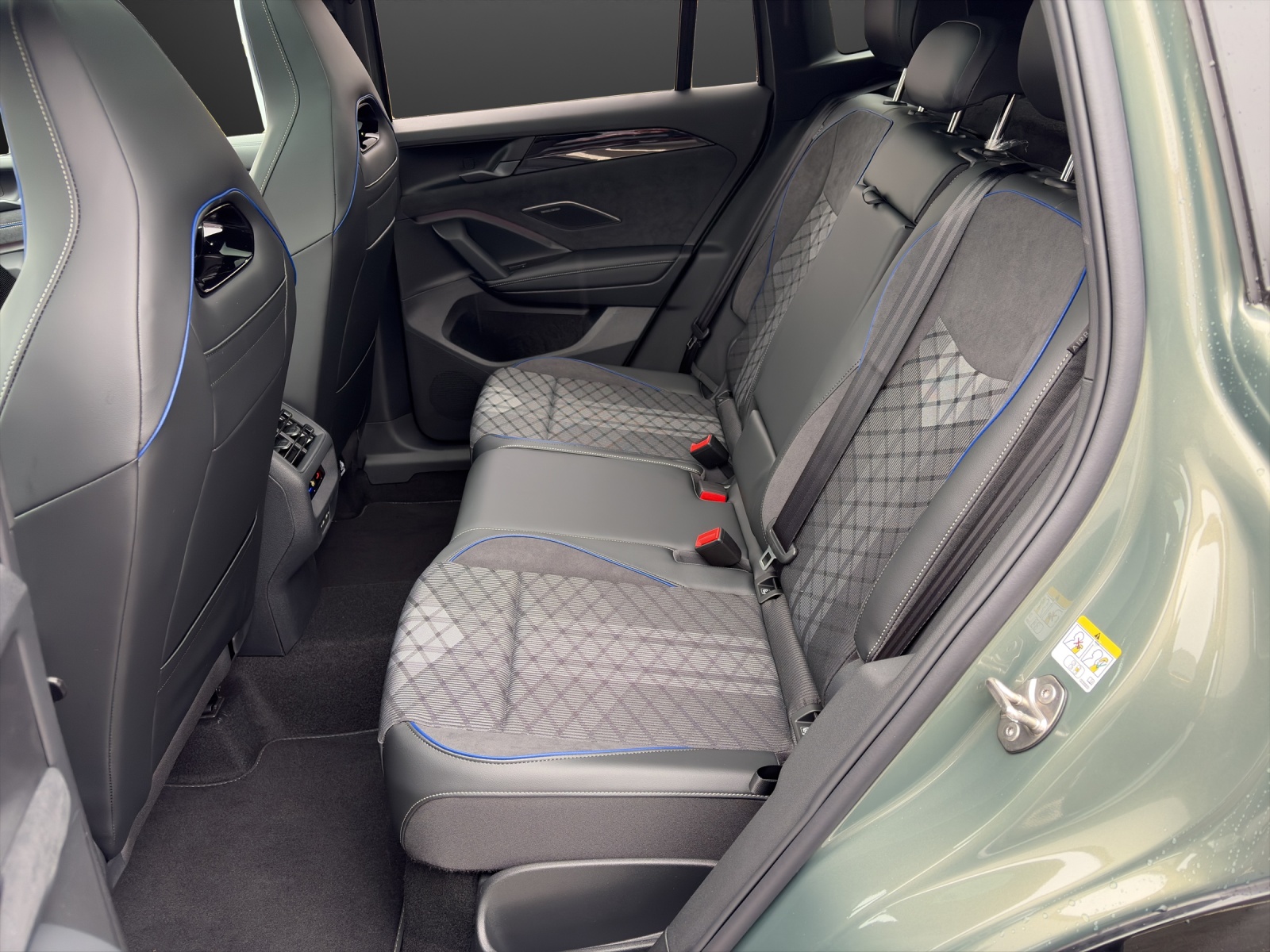 VW Tiguan 2.0 TDI SCR R-Line 4Motion DSG-image-8