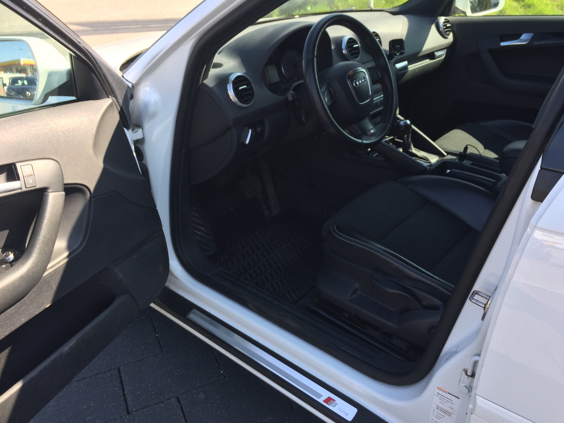 AUDI A3 Sportback 2.0 TFSI Ambition quattro S-tronic-image-10