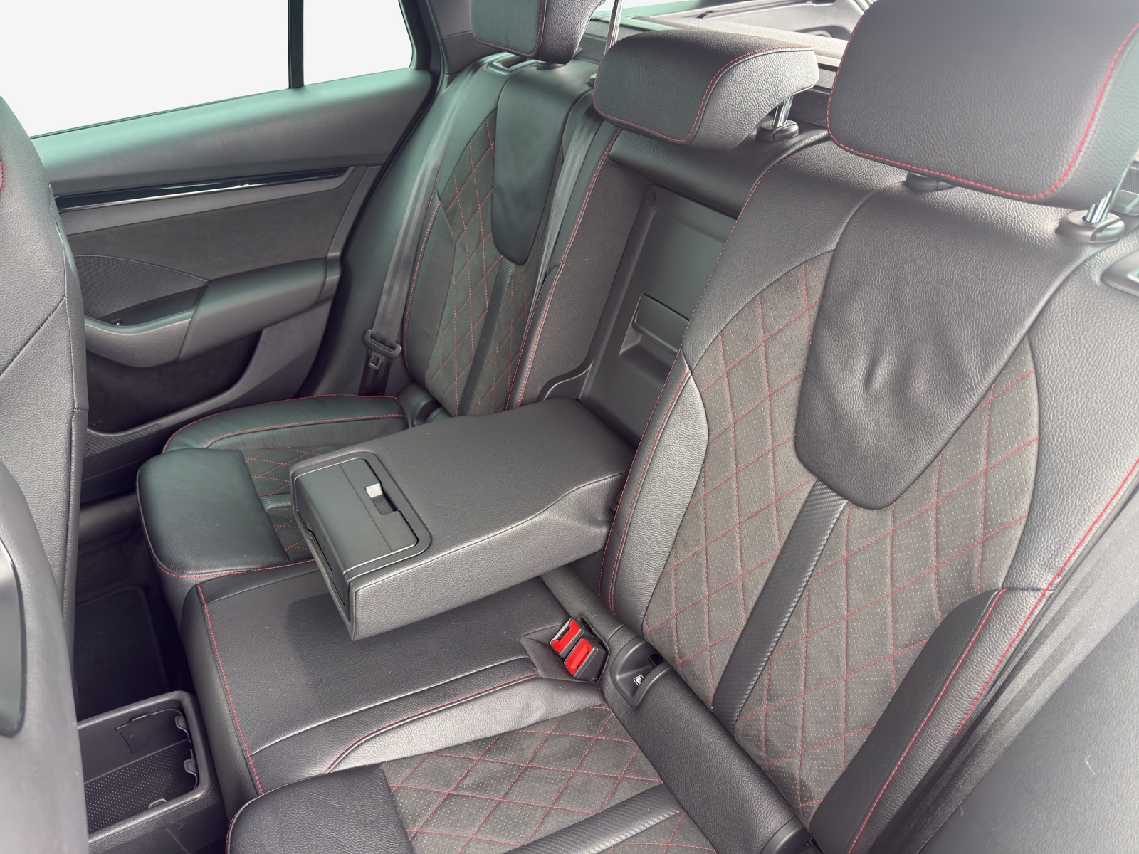SKODA Octavia Combi 2.0 TSI DSG RS-image-11