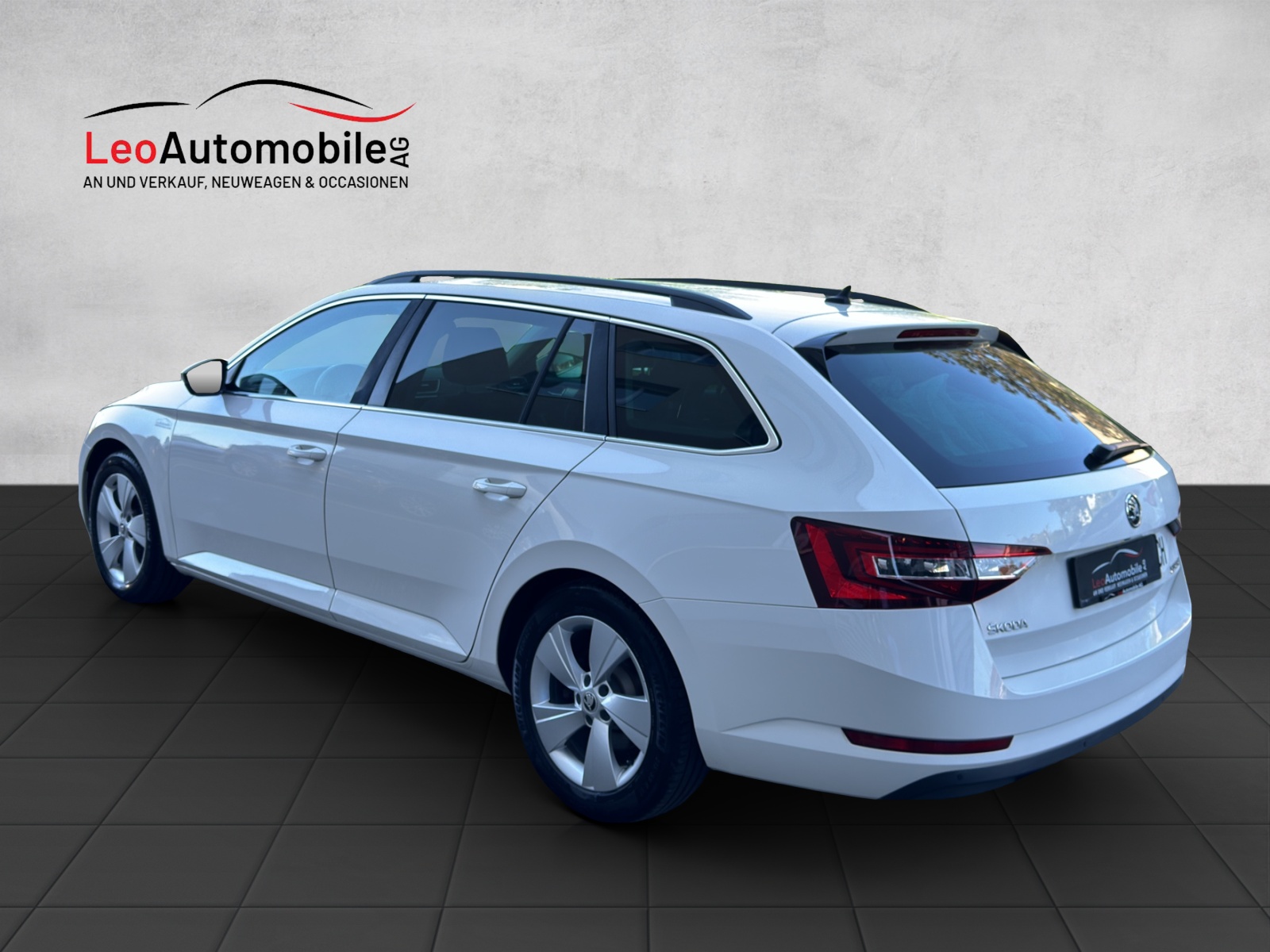 SKODA Superb Combi 2.0 TDi Ambition DSG-image-2