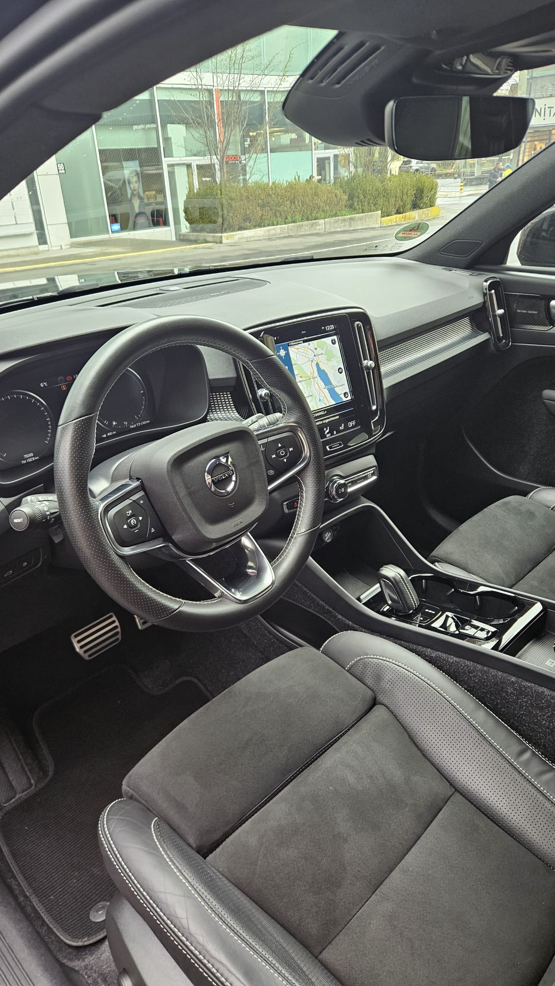 VOLVO XC 40 1.5 T5 PiH R-Design-image-7