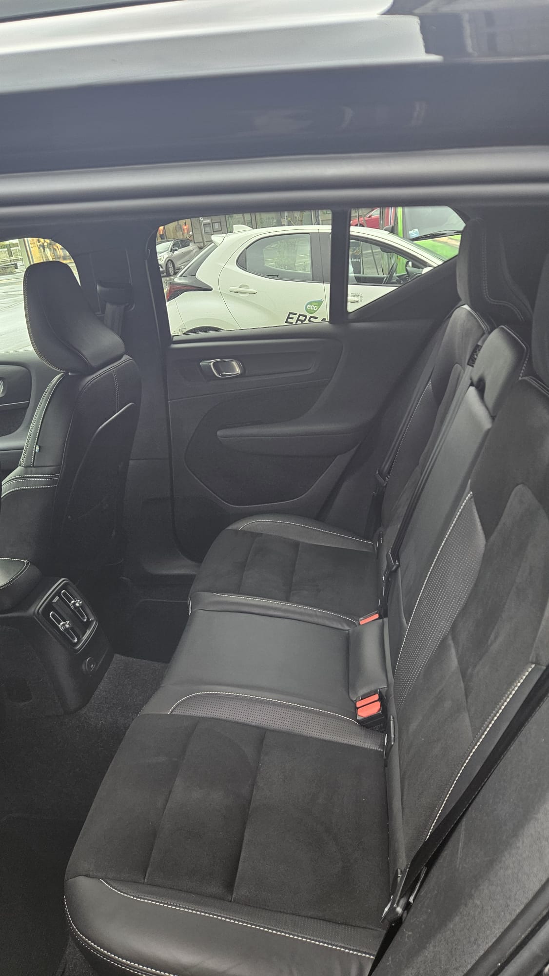VOLVO XC 40 1.5 T5 PiH R-Design-image-11