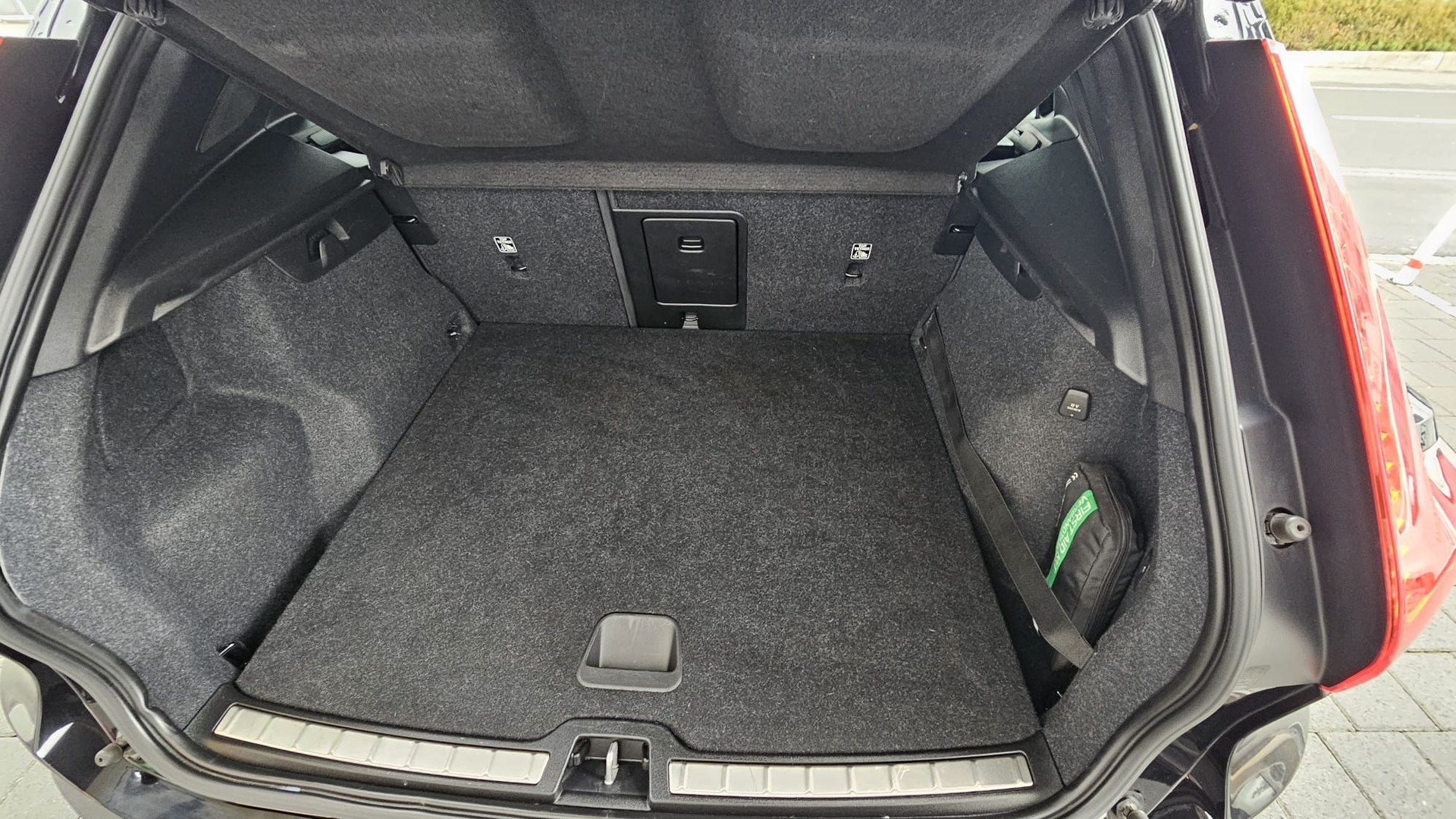 VOLVO XC 40 1.5 T5 PiH R-Design-image-12