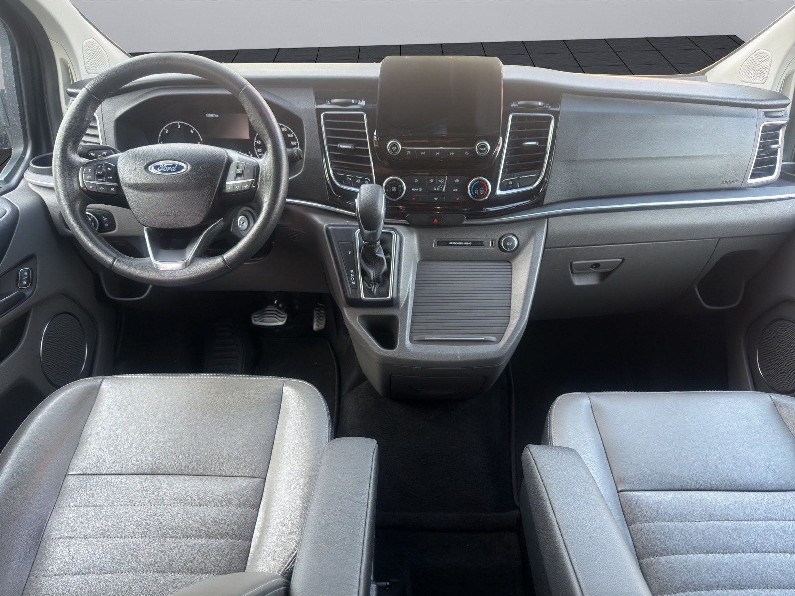 FORD Tourneo C Bus 320 L1 2.0 TDCi 185 Titanium-image-10