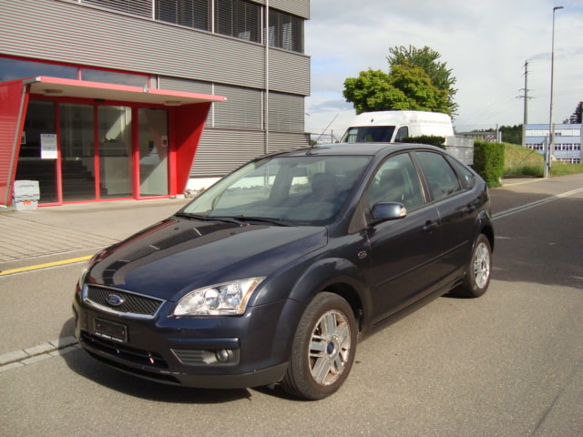 FORD Focus 2.0i Ghia-image-0