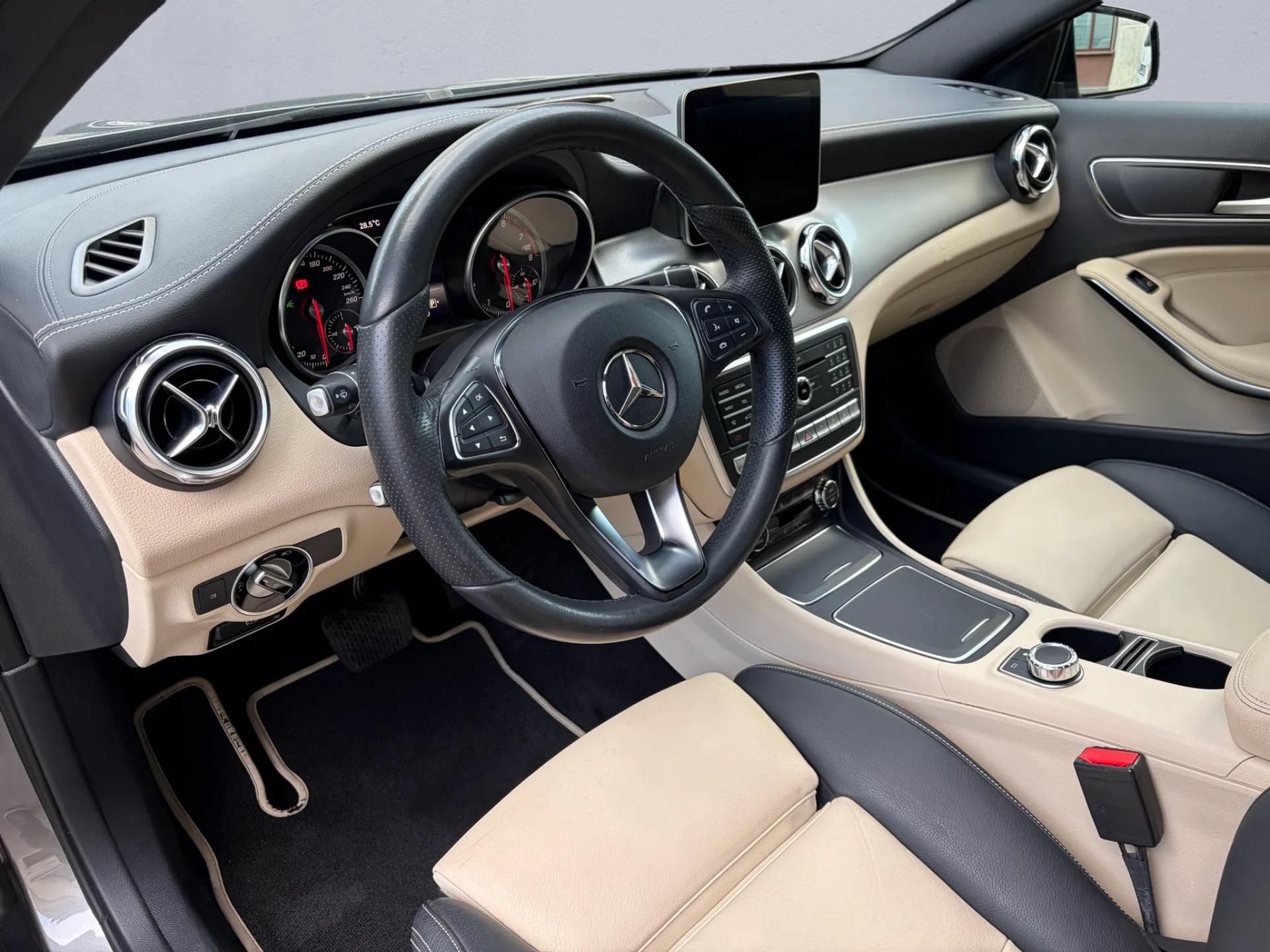 MERCEDES-BENZ GLA 220 Urban 4Matic 7G-DCT-image-7