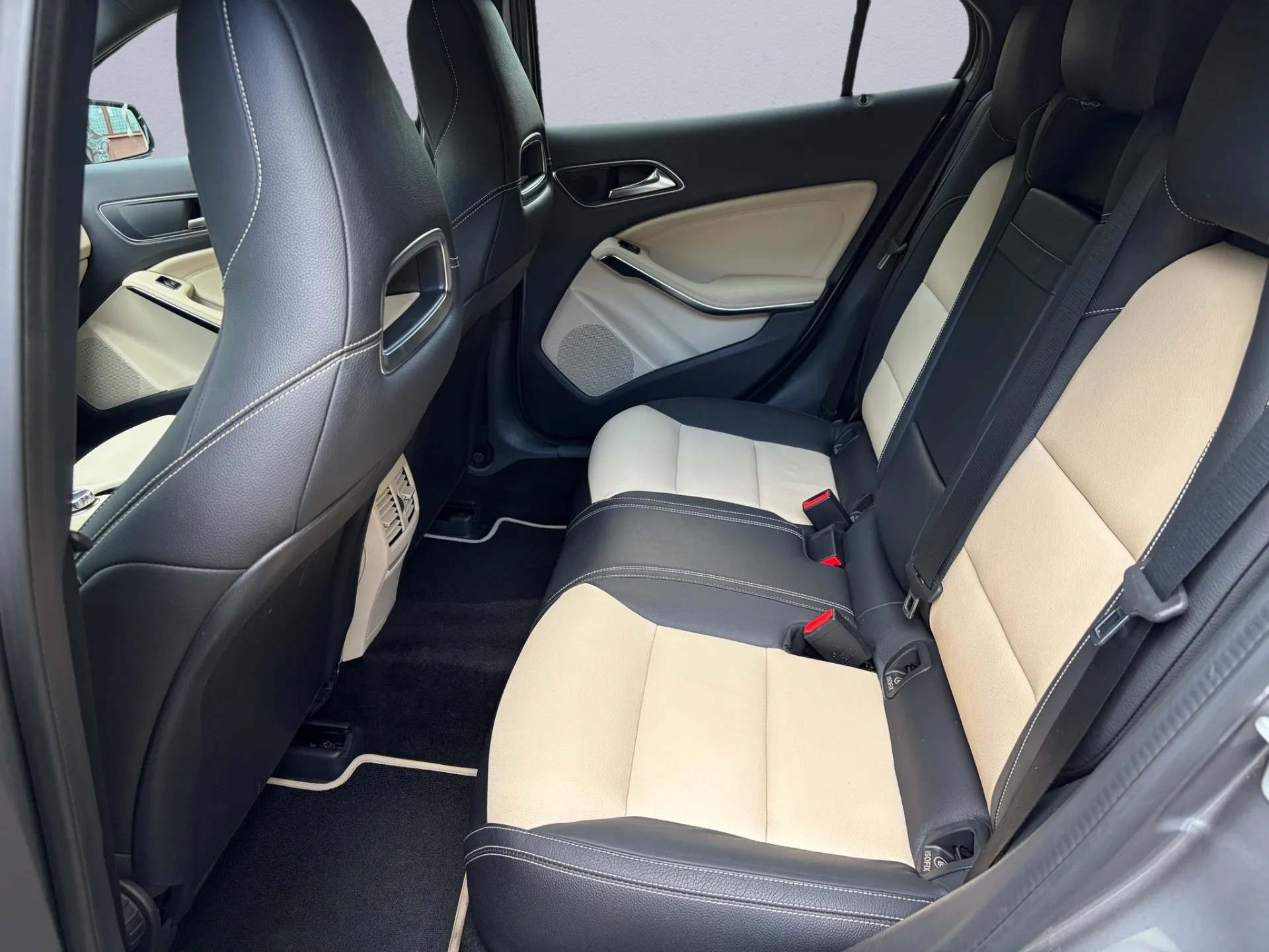 MERCEDES-BENZ GLA 220 Urban 4Matic 7G-DCT-image-11