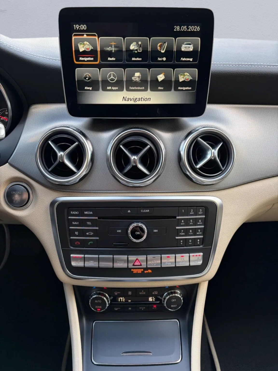 MERCEDES-BENZ GLA 220 Urban 4Matic 7G-DCT-image-12