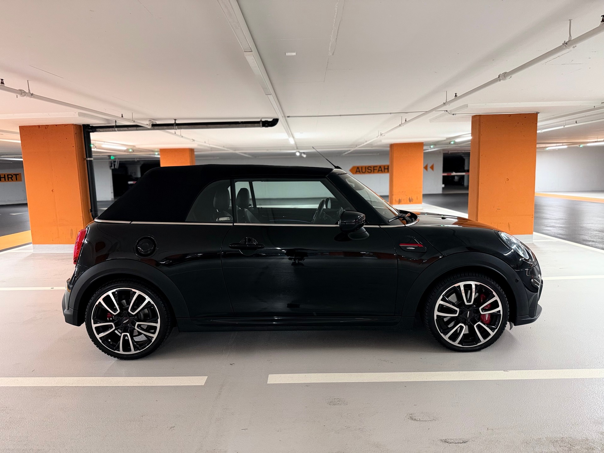 MINI Cooper John Cooper Works Cabriolet Steptronic-image-4