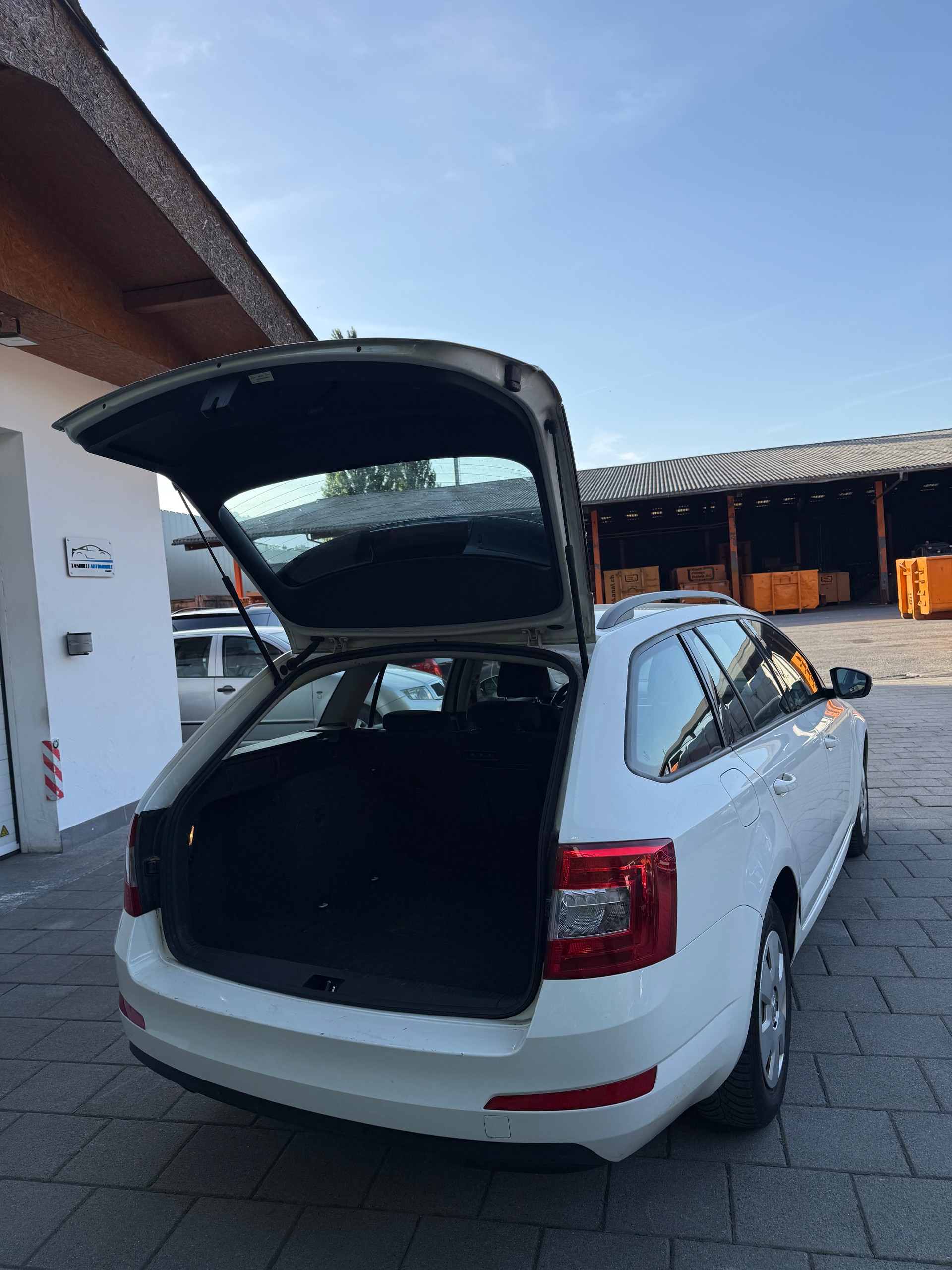 SKODA Octavia Combi 1.6 TDI GreenLine-image-6