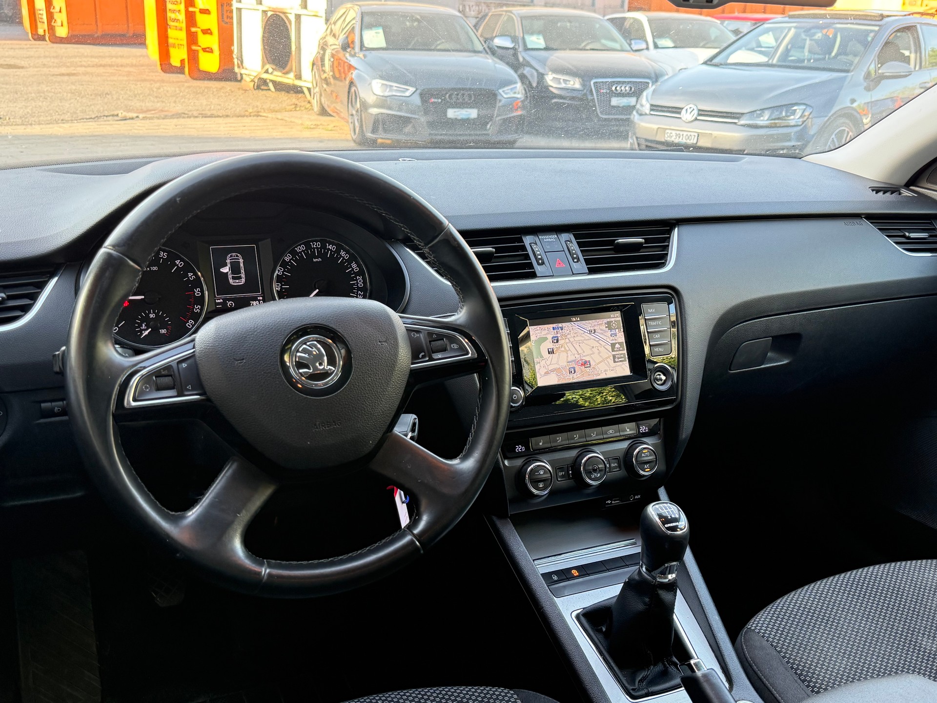 SKODA Octavia Combi 1.6 TDI GreenLine-image-13