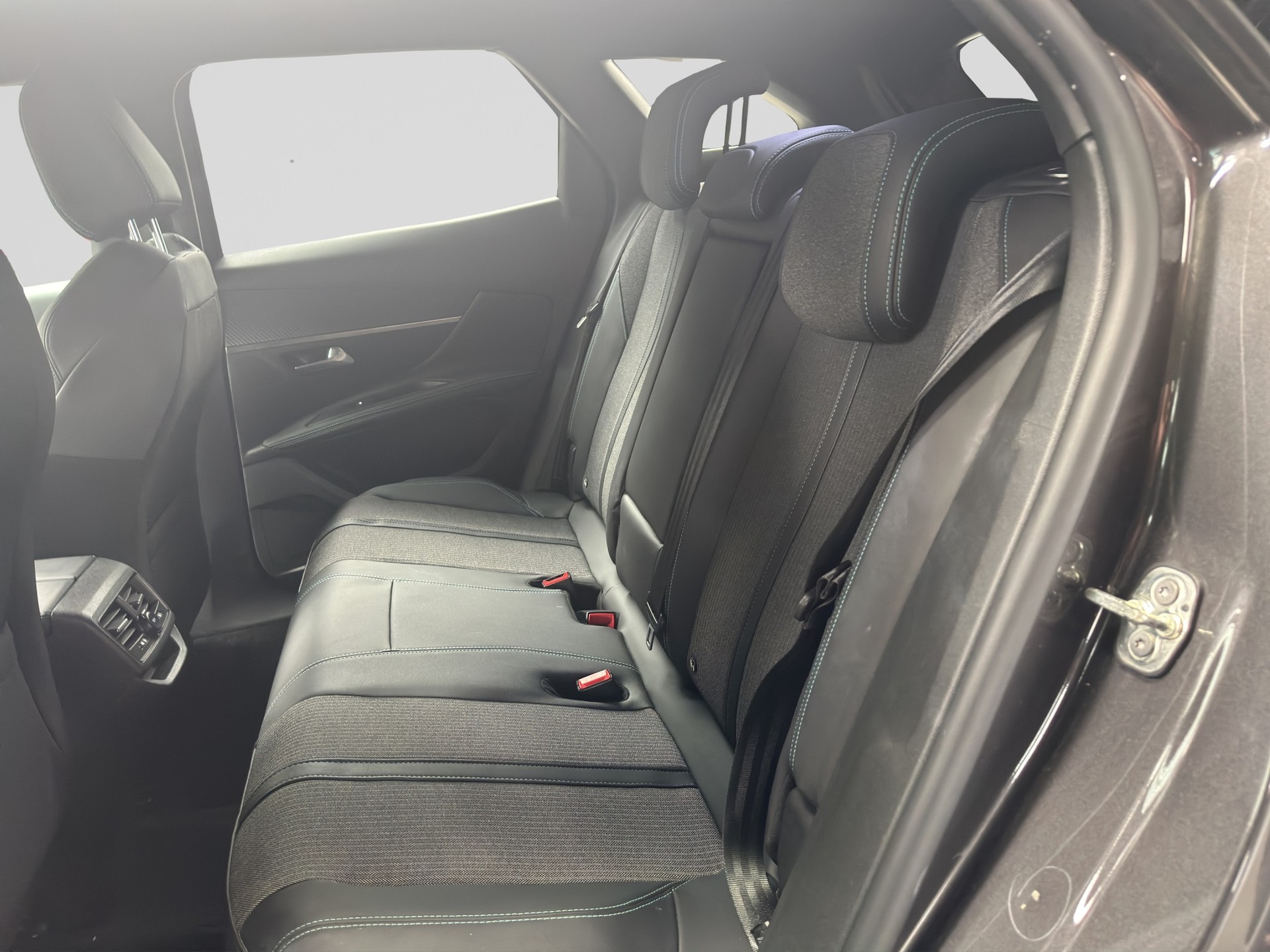 PEUGEOT 3008 180e Hybrid2 Allure Pack EAT8-image-7