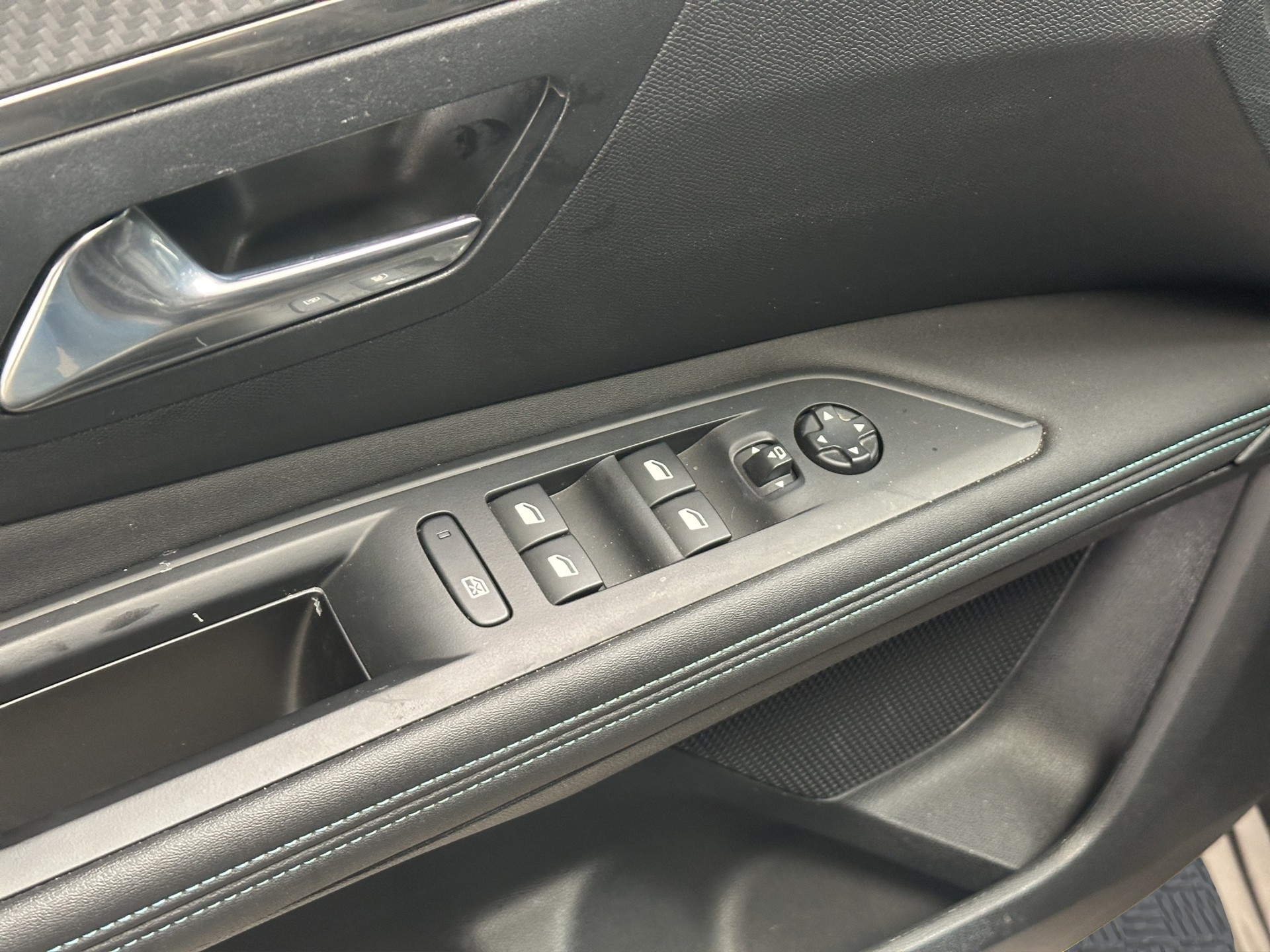 PEUGEOT 3008 180e Hybrid2 Allure Pack EAT8-image-8