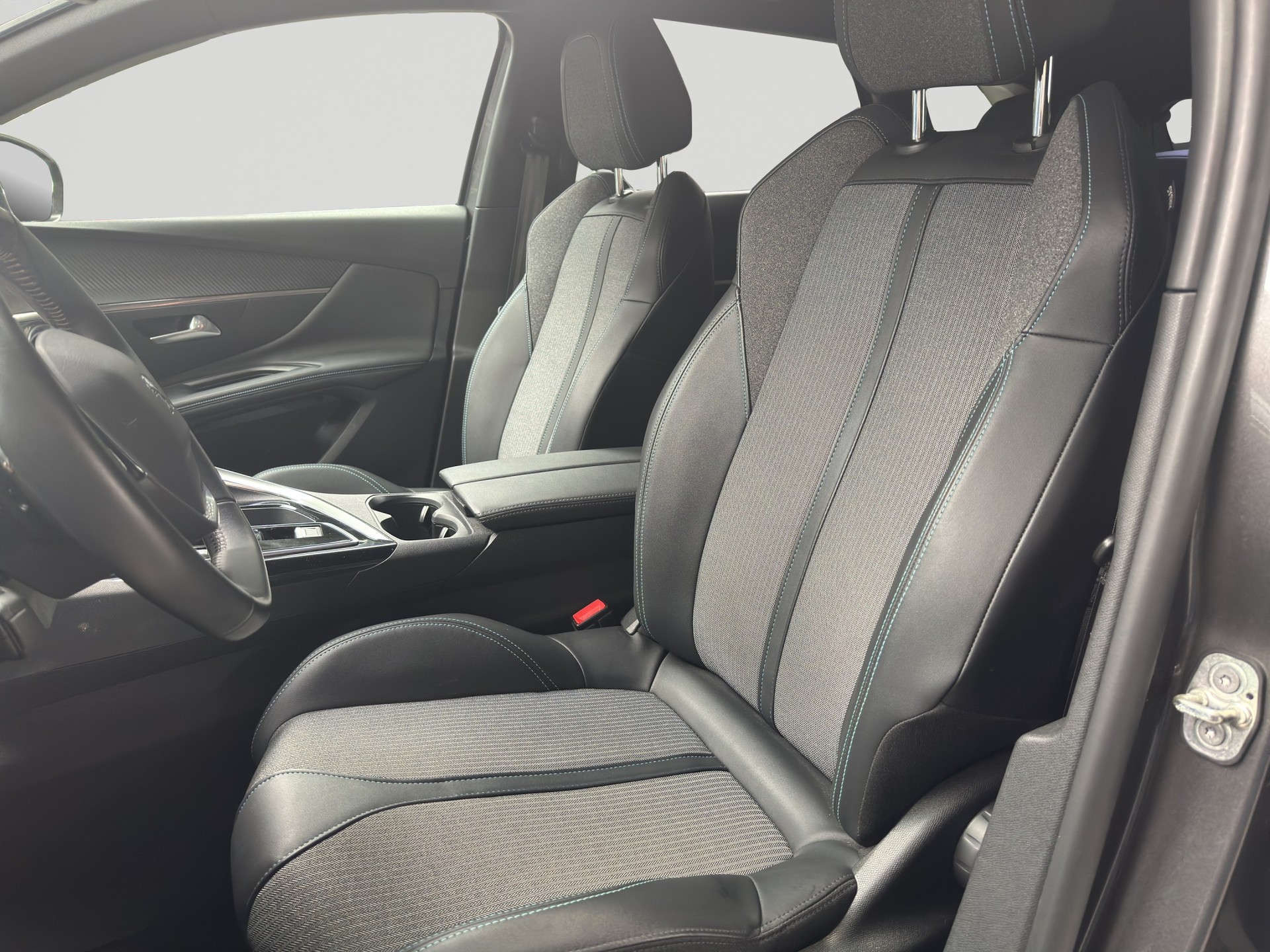 PEUGEOT 3008 180e Hybrid2 Allure Pack EAT8-image-5