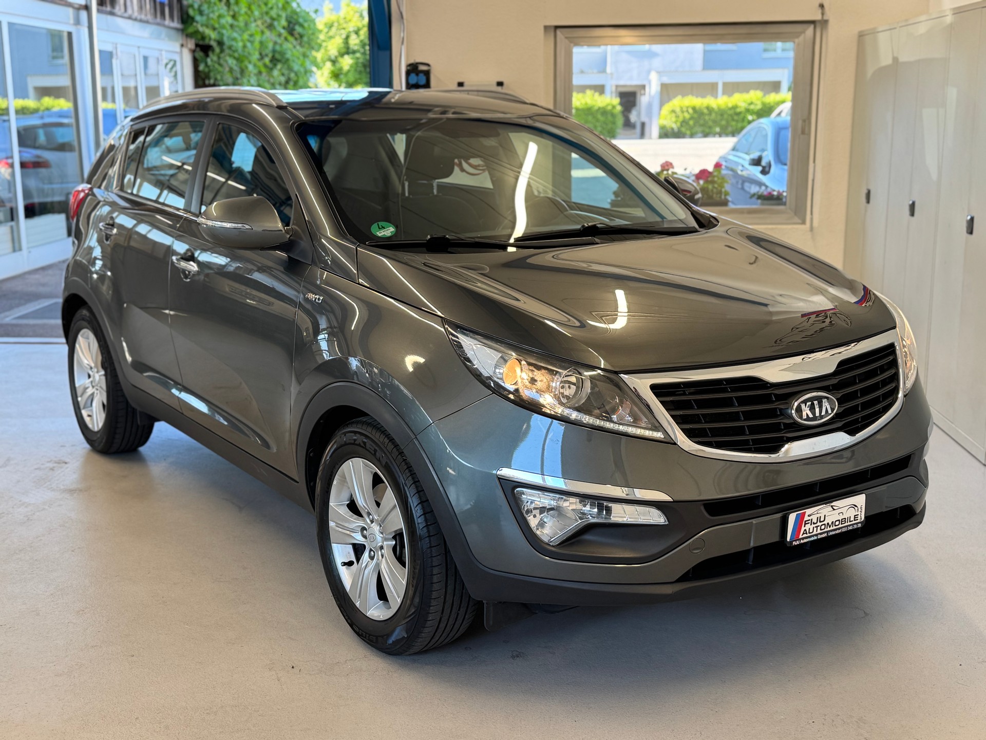 KIA Sportage 2.0 CRDi Trend 4WD Automatic-image-2