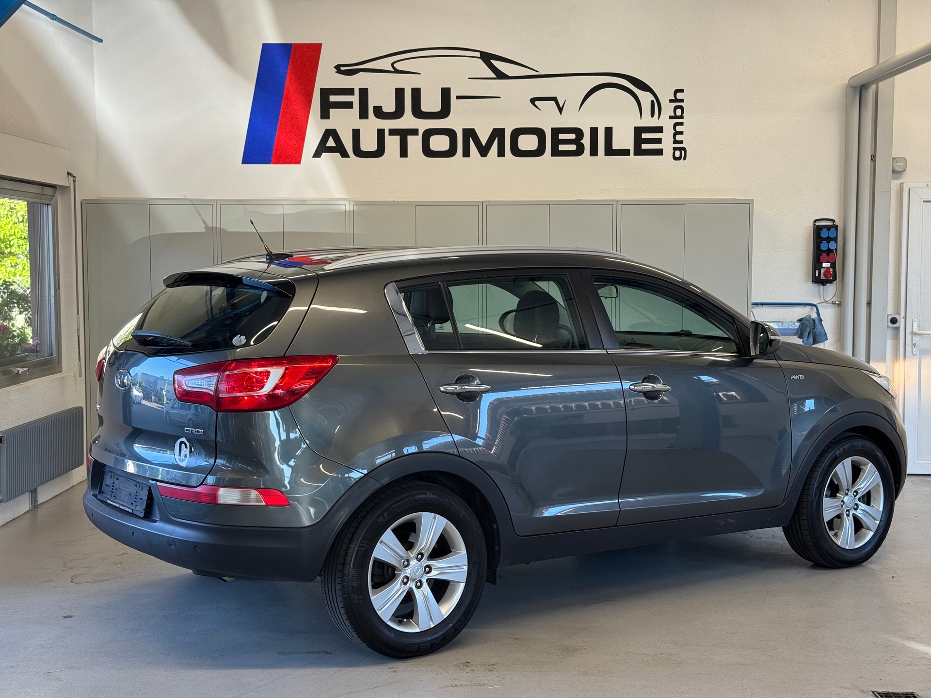 KIA Sportage 2.0 CRDi Trend 4WD Automatic-image-3
