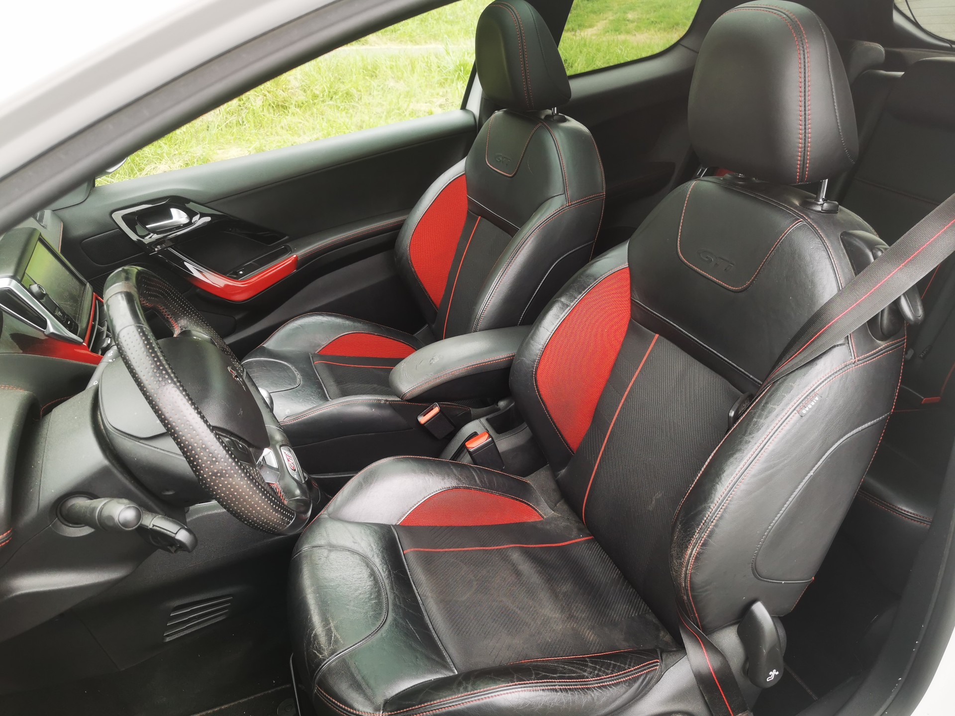 PEUGEOT 208 1.6 Turbo GTi-image-8