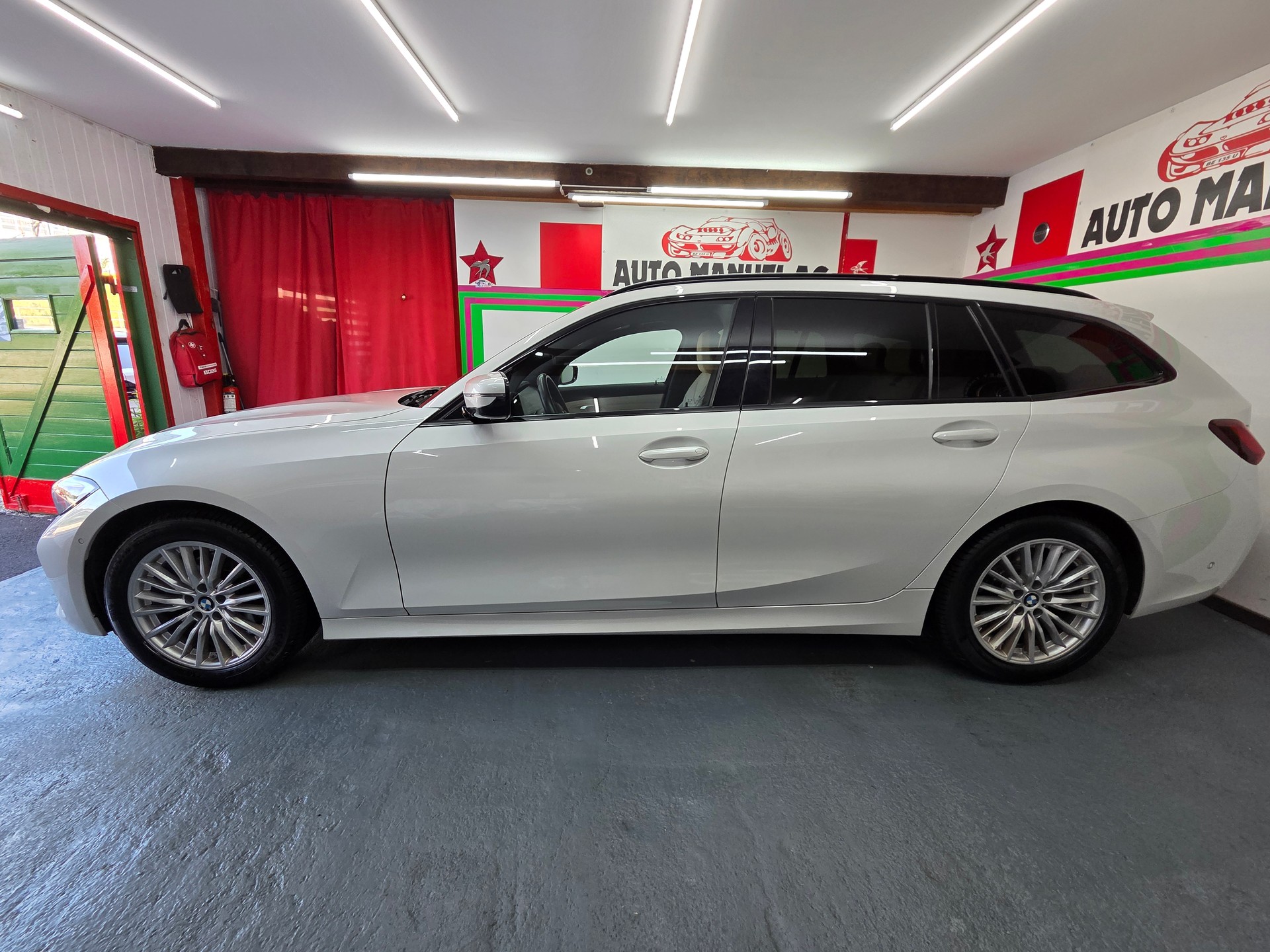 BMW 320d xDrive 48V Touring Luxury Line Steptronic-image-5