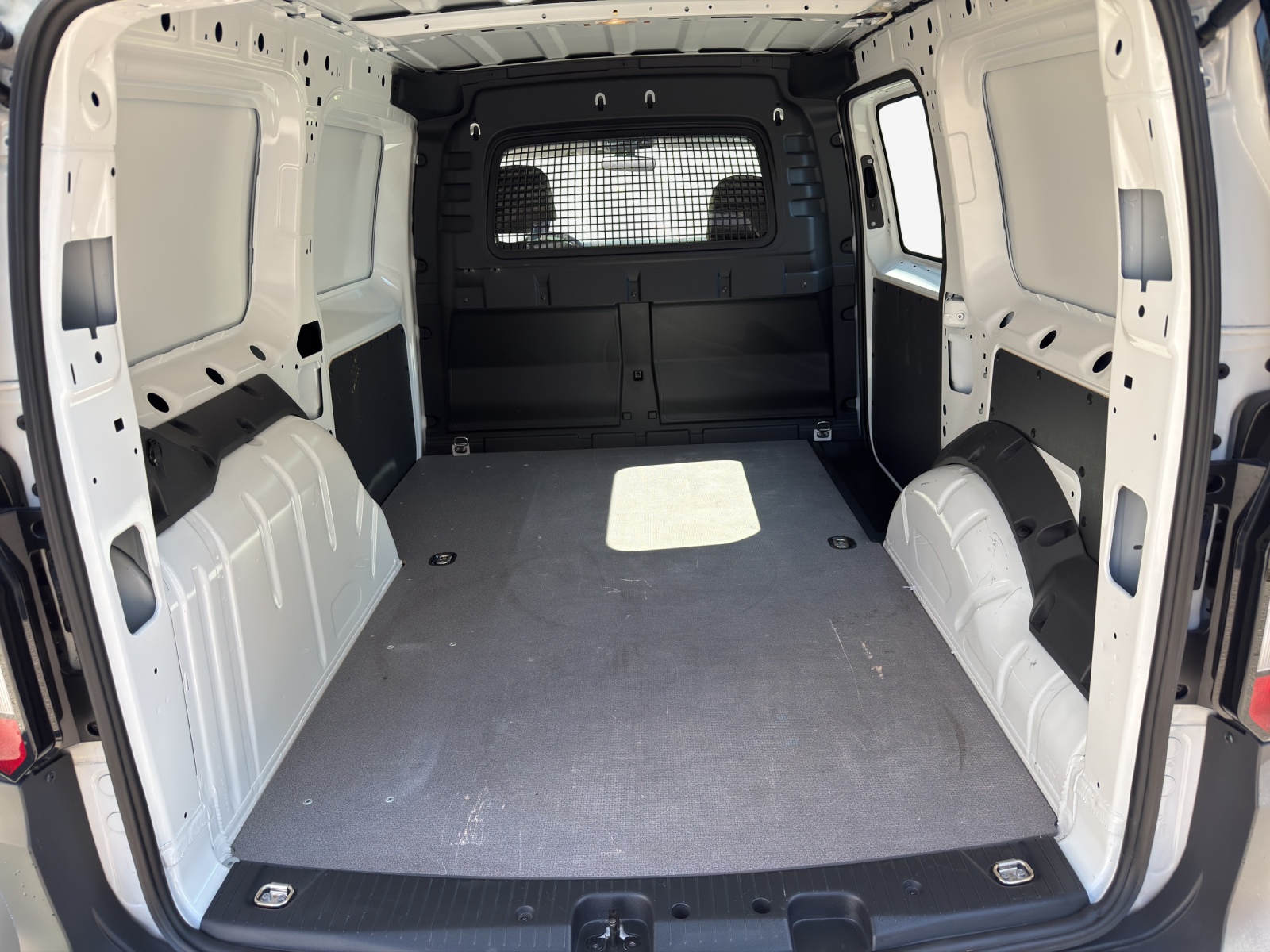 VW Caddy Cargo 2.0TDI Maxi 4Motion-image-12