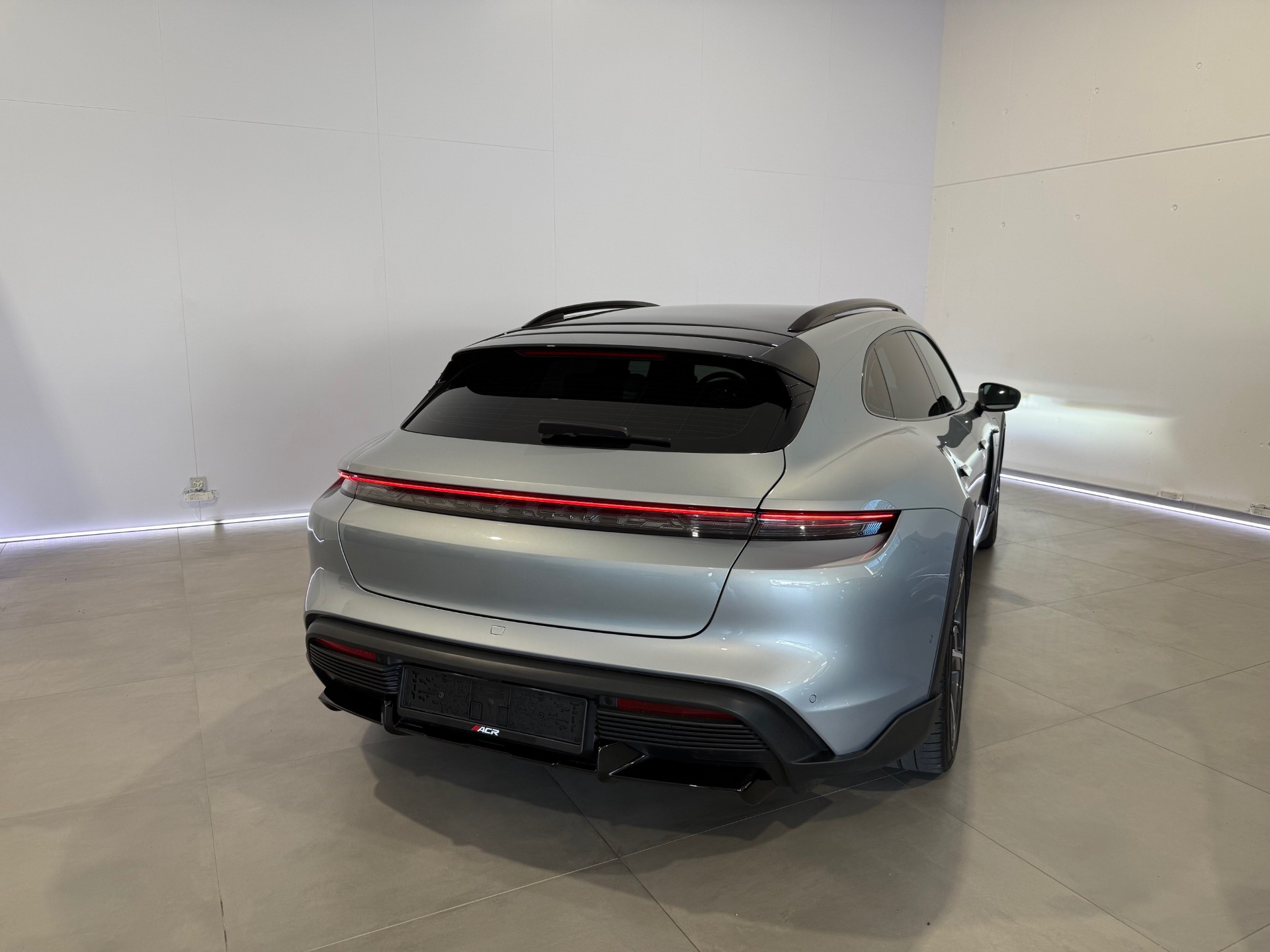 PORSCHE Taycan Turbo S Cross Turismo-image-4