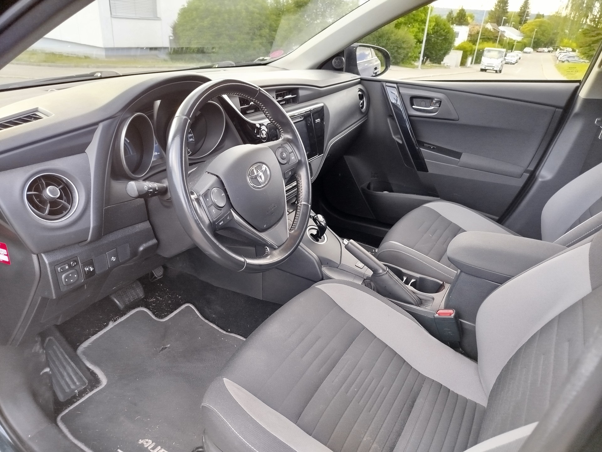 TOYOTA 1.8 HSD Trend-image-4