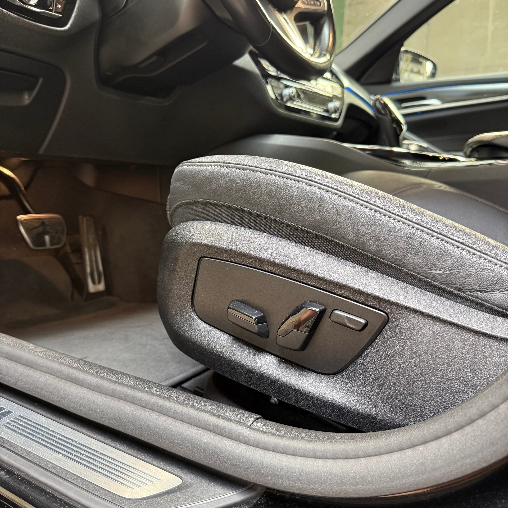 BMW 545e xDrive M Sport Steptronic-image-11