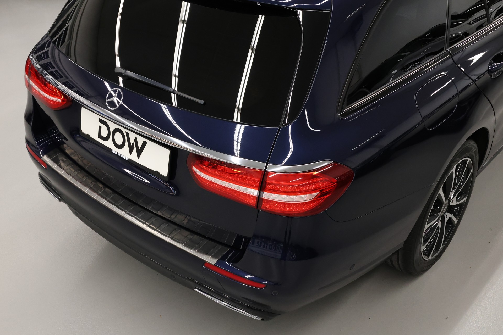 MERCEDES-BENZ E 220 d Swiss Star Avantgarde 4matic Kombi-image-8
