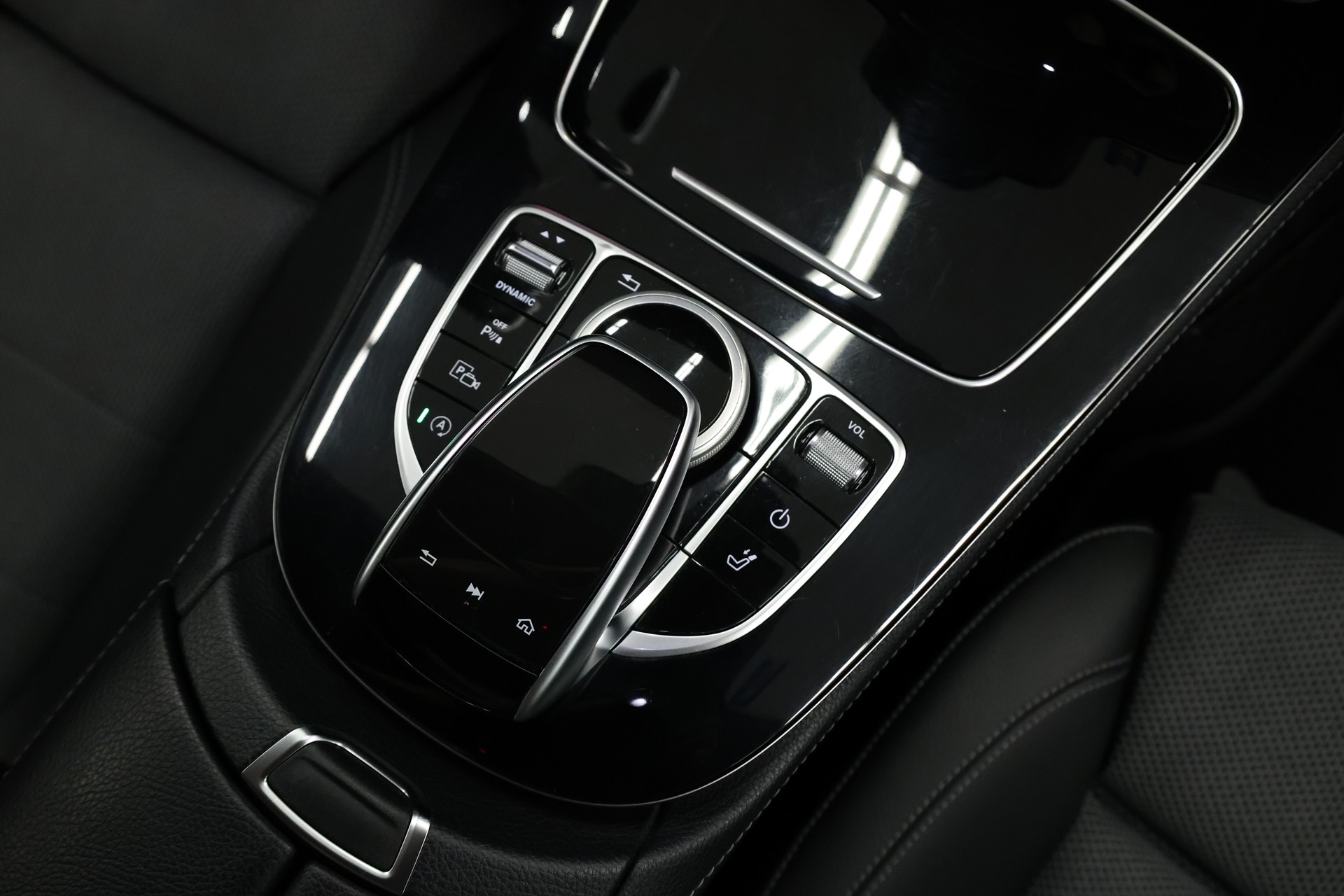 MERCEDES-BENZ E 220 d Swiss Star Avantgarde 4matic Kombi-image-20