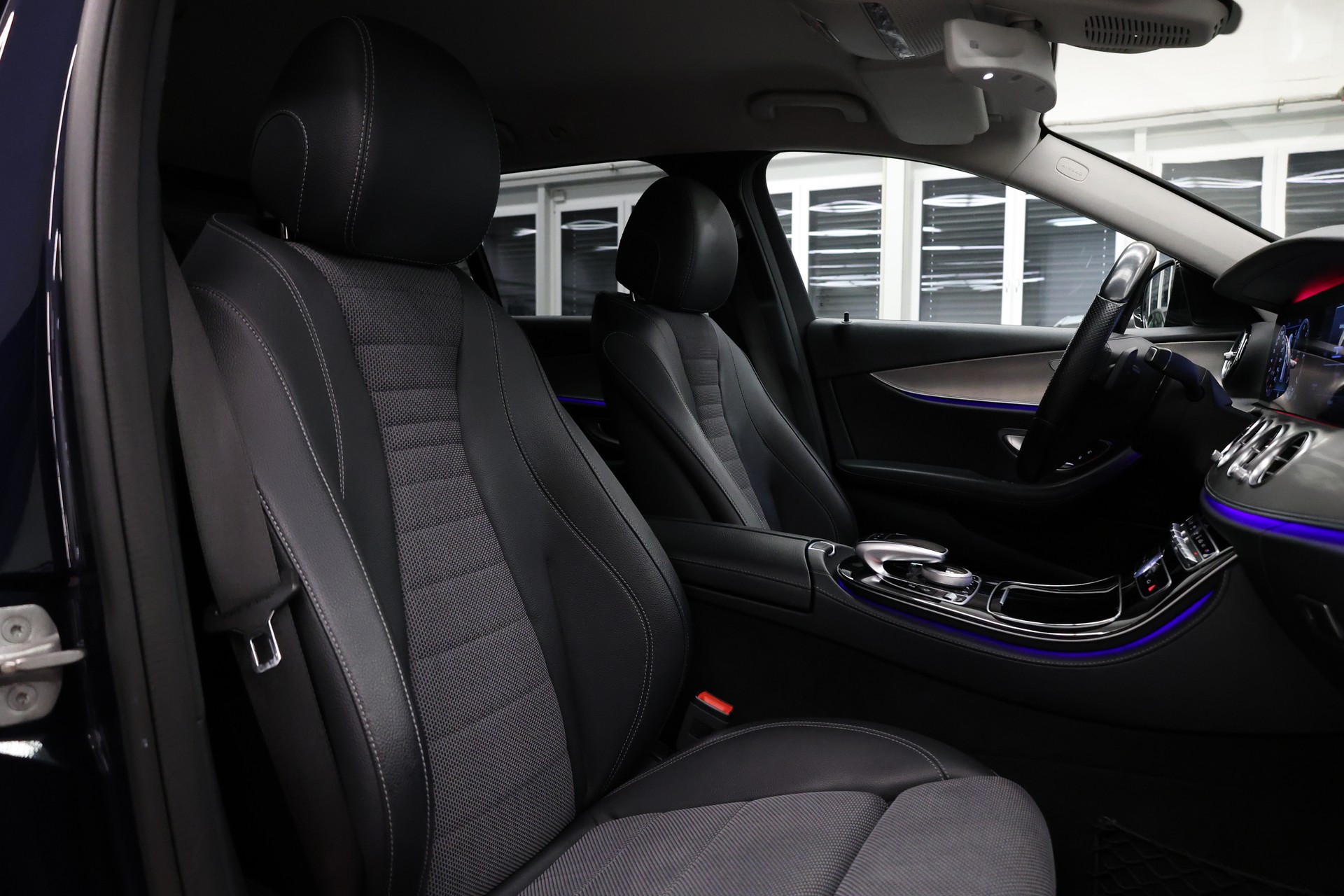 MERCEDES-BENZ E 220 d Swiss Star Avantgarde 4matic Kombi-image-13