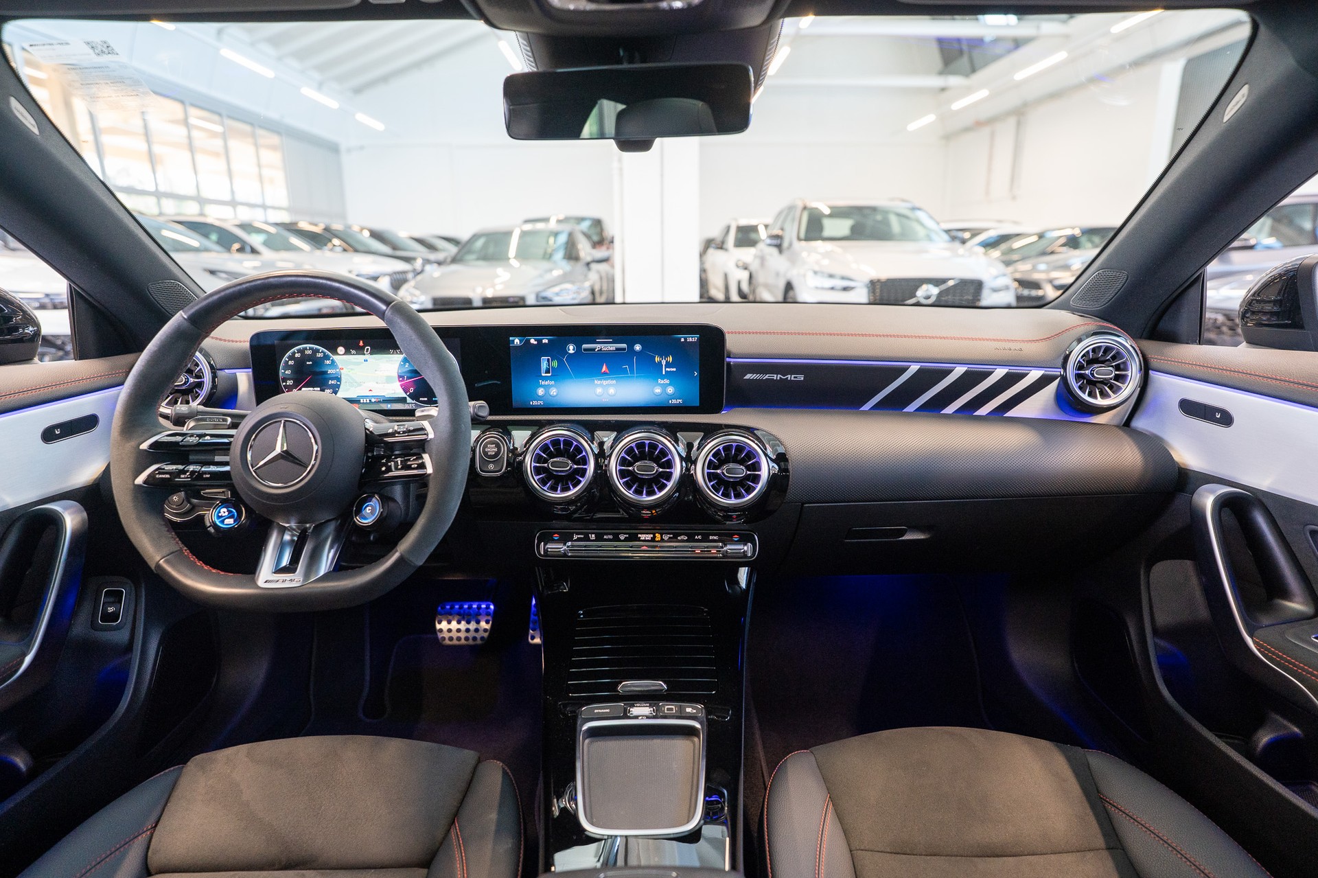 MERCEDES-BENZ CLA 35 AMG 4matic / Panorama-Schiebedach / Performance Auspuff /-image-17