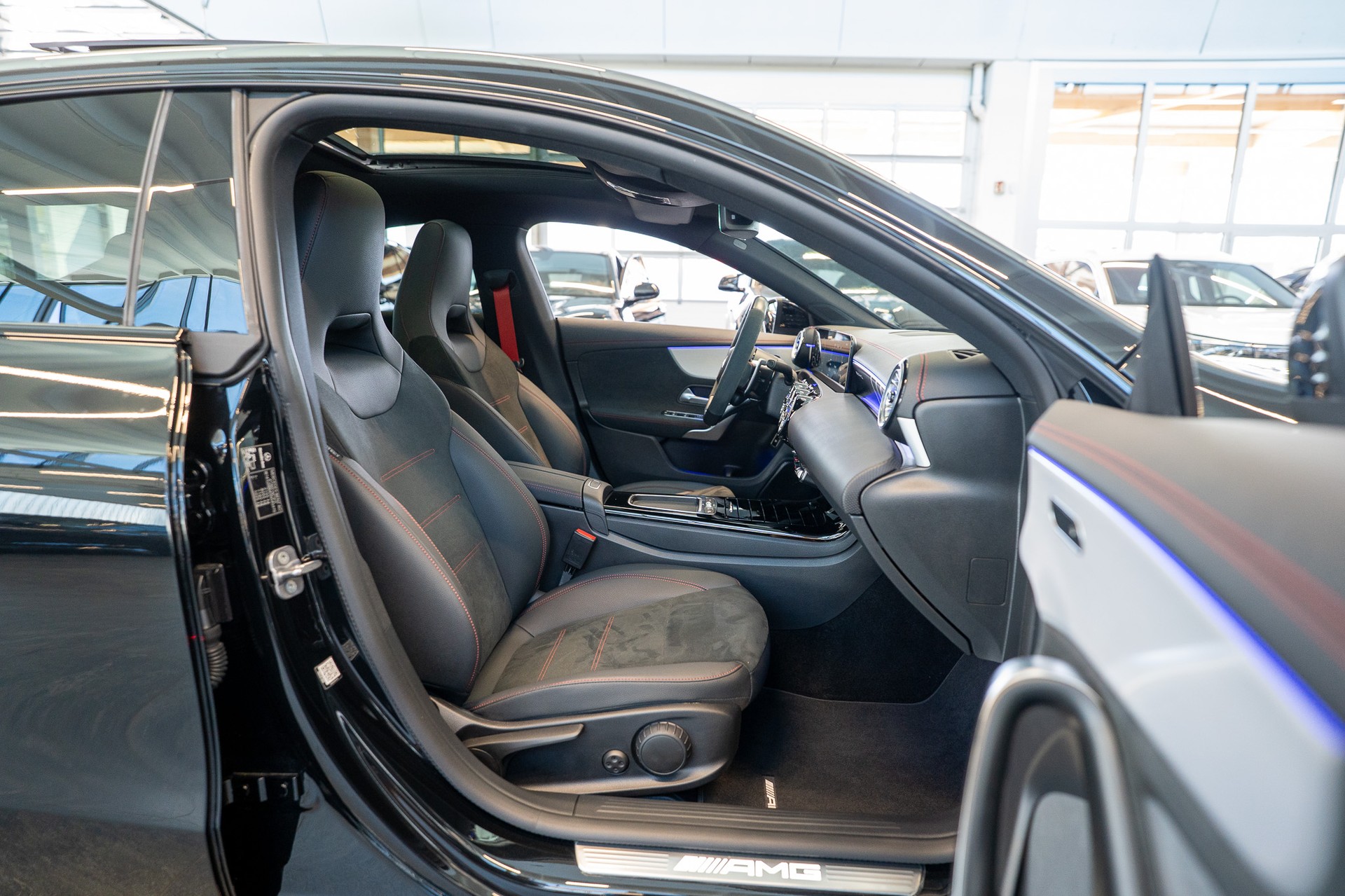 MERCEDES-BENZ CLA 35 AMG 4matic / Panorama-Schiebedach / Performance Auspuff /-image-14