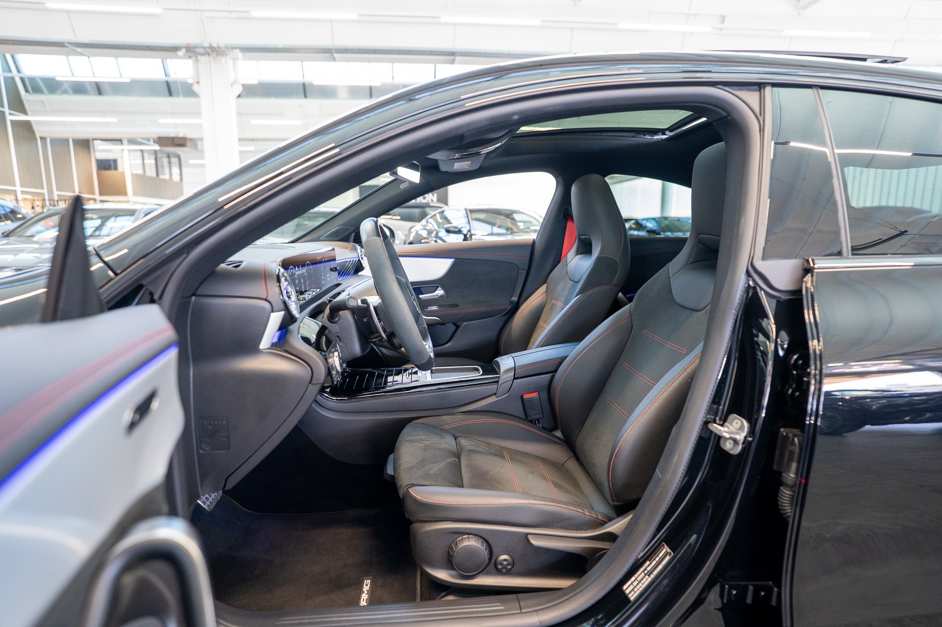 MERCEDES-BENZ CLA 35 AMG 4matic / Panorama-Schiebedach / Performance Auspuff /-image-11