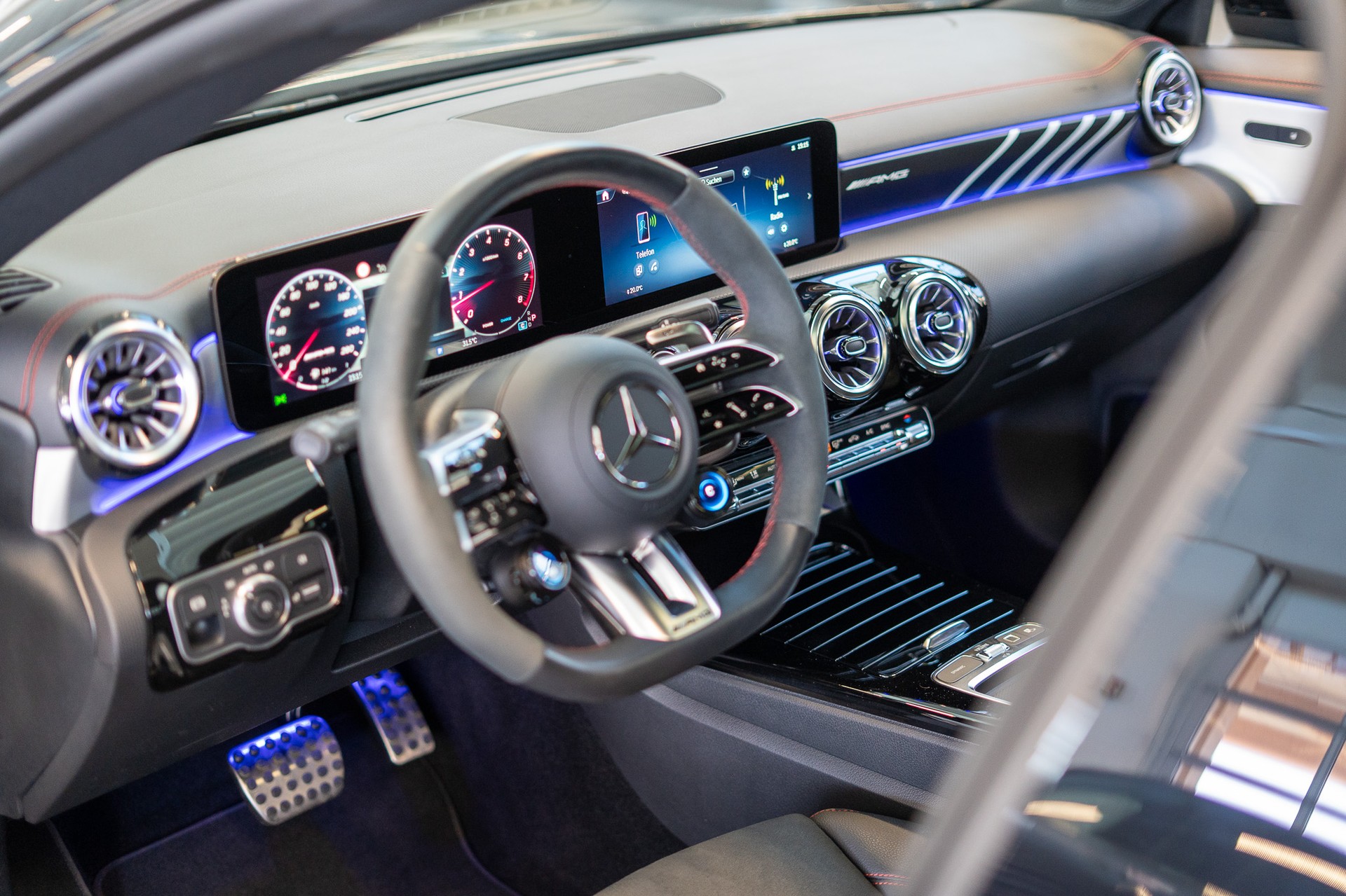 MERCEDES-BENZ CLA 35 AMG 4matic / Panorama-Schiebedach / Performance Auspuff /-image-10