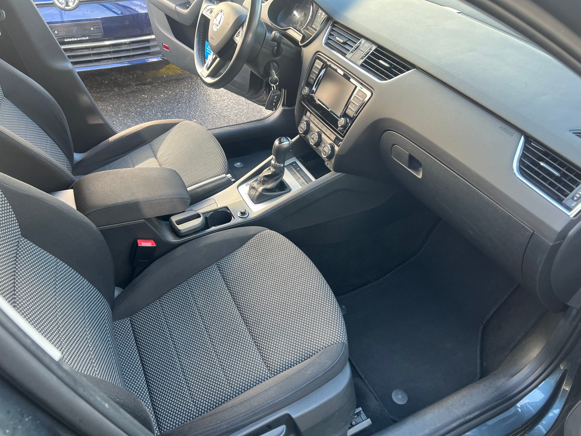 SKODA Octavia Combi 1.6 TDI Ambition DSG-image-8
