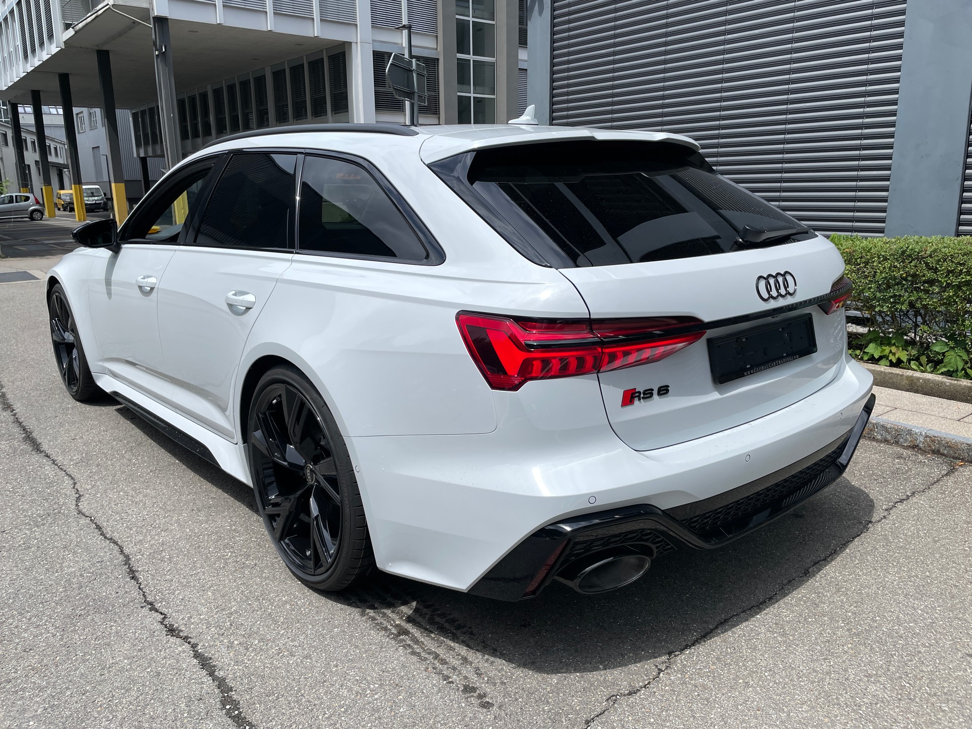 AUDI RS6 Avant 4.0 TFSI V8 Performance quattro-image-2
