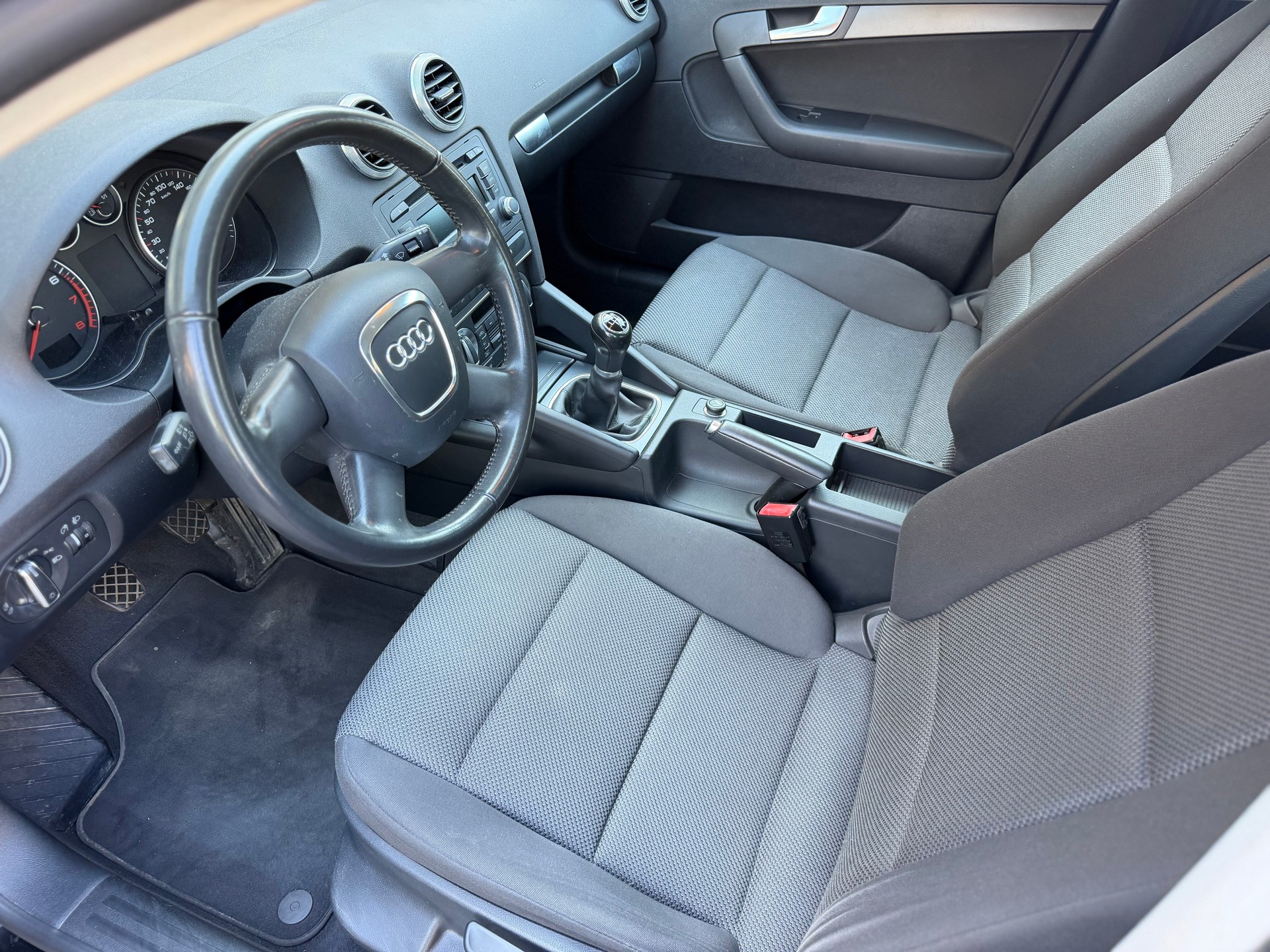 AUDI A3 Sportback 1.4 TFSI Ambition-image-8