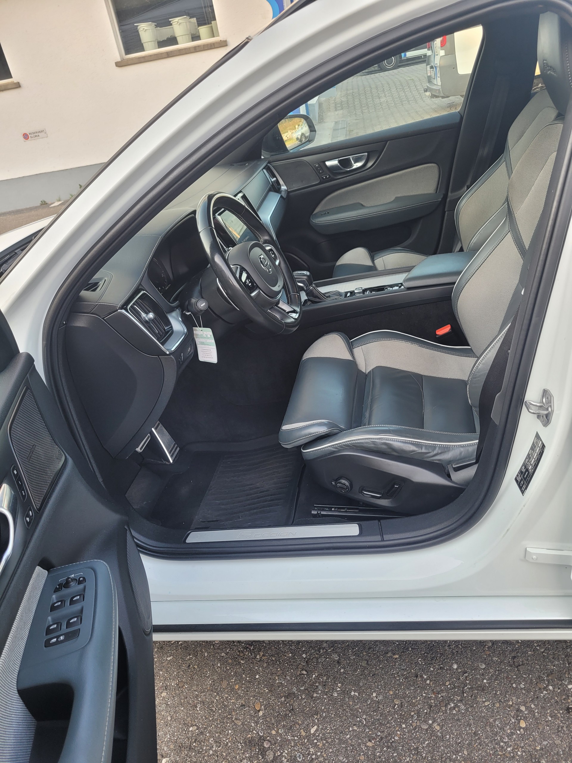 VOLVO V60 T5 R-Design Geartronic-image-14