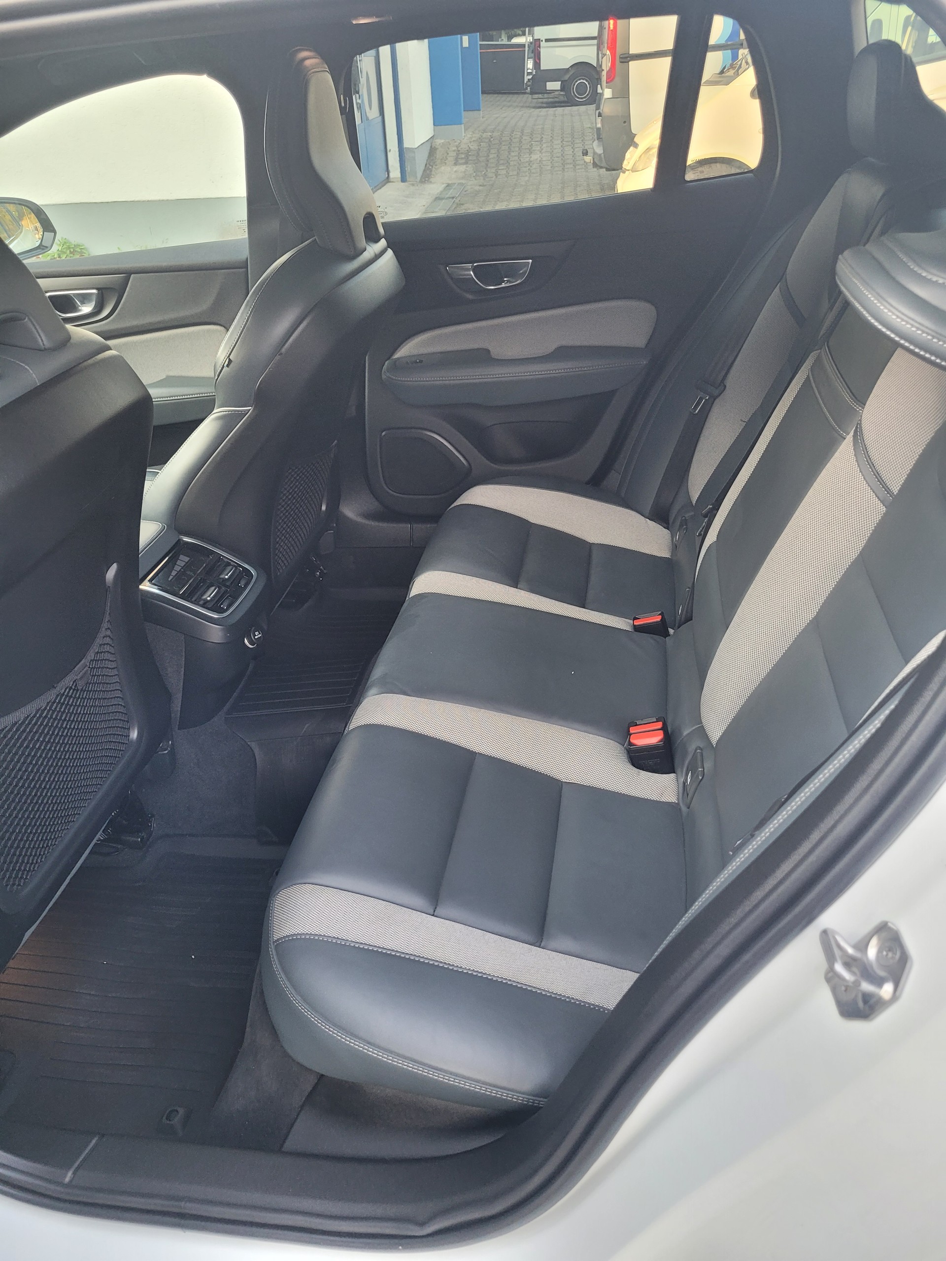 VOLVO V60 T5 R-Design Geartronic-image-10