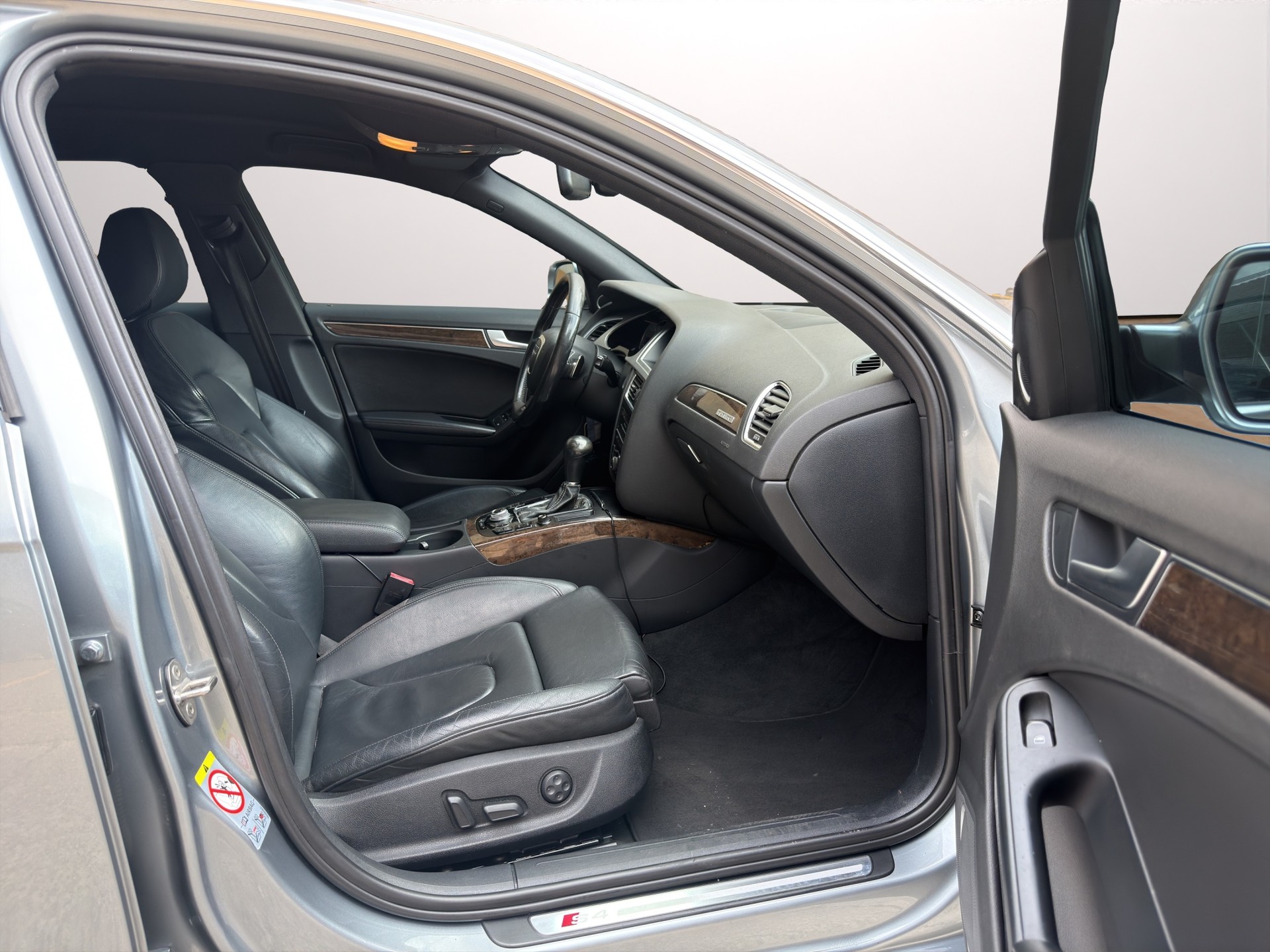 AUDI S4 Avant 3.0 TFSI quattro S-tronic-image-13