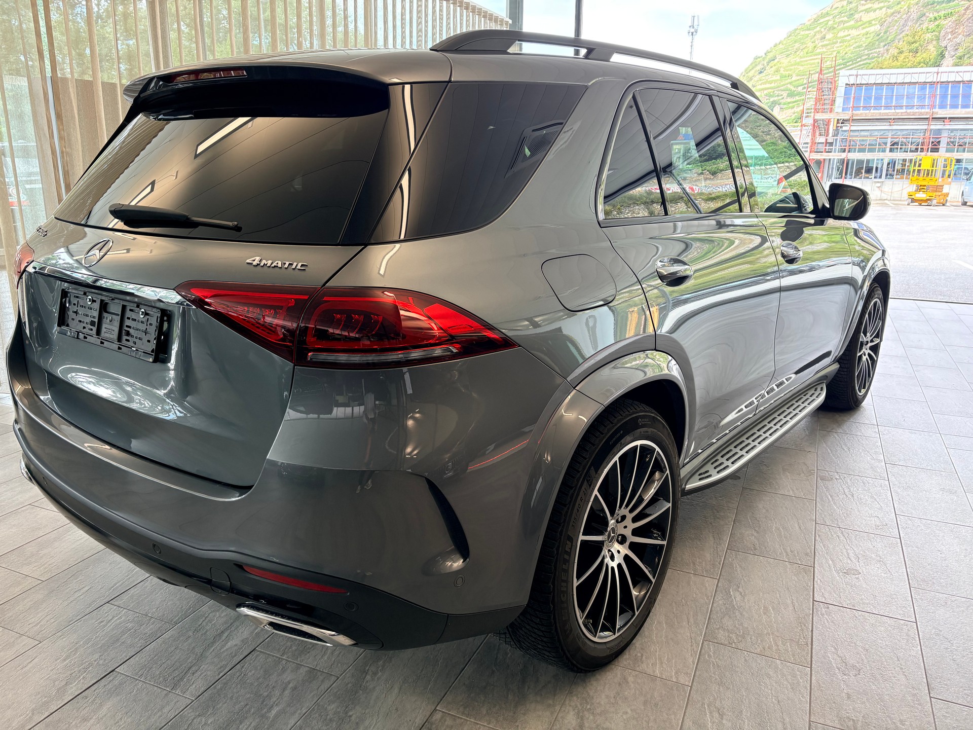 MERCEDES-BENZ GLE 350 e AMG Line 4matic-showroom-element-3