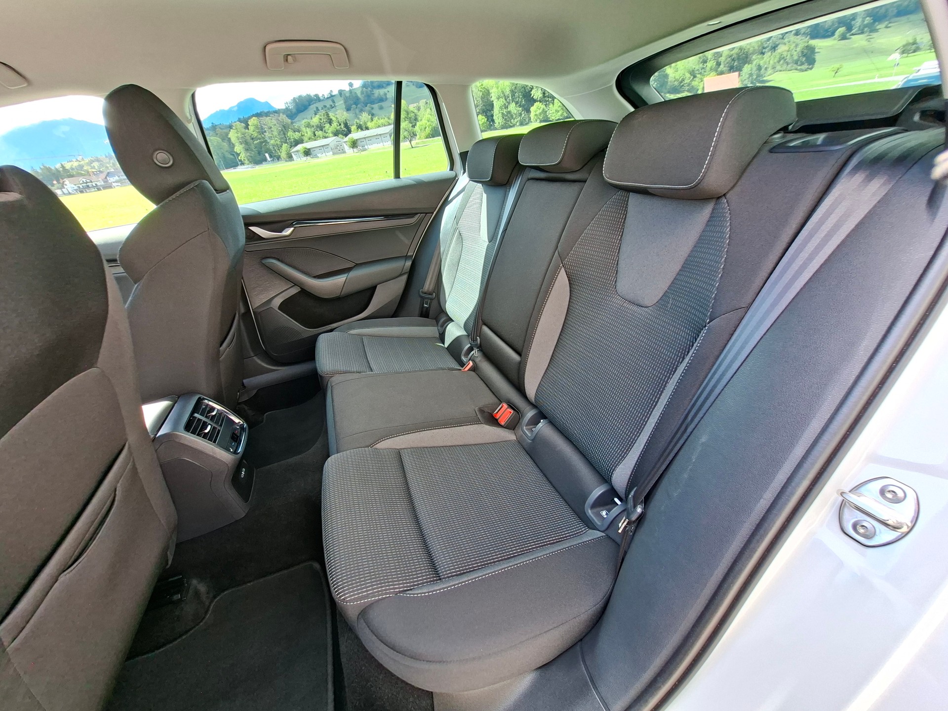 SKODA Octavia Combi 1.5 TSI mHEV DSG Selection *Anhängerkupplung+Garantie*-image-13