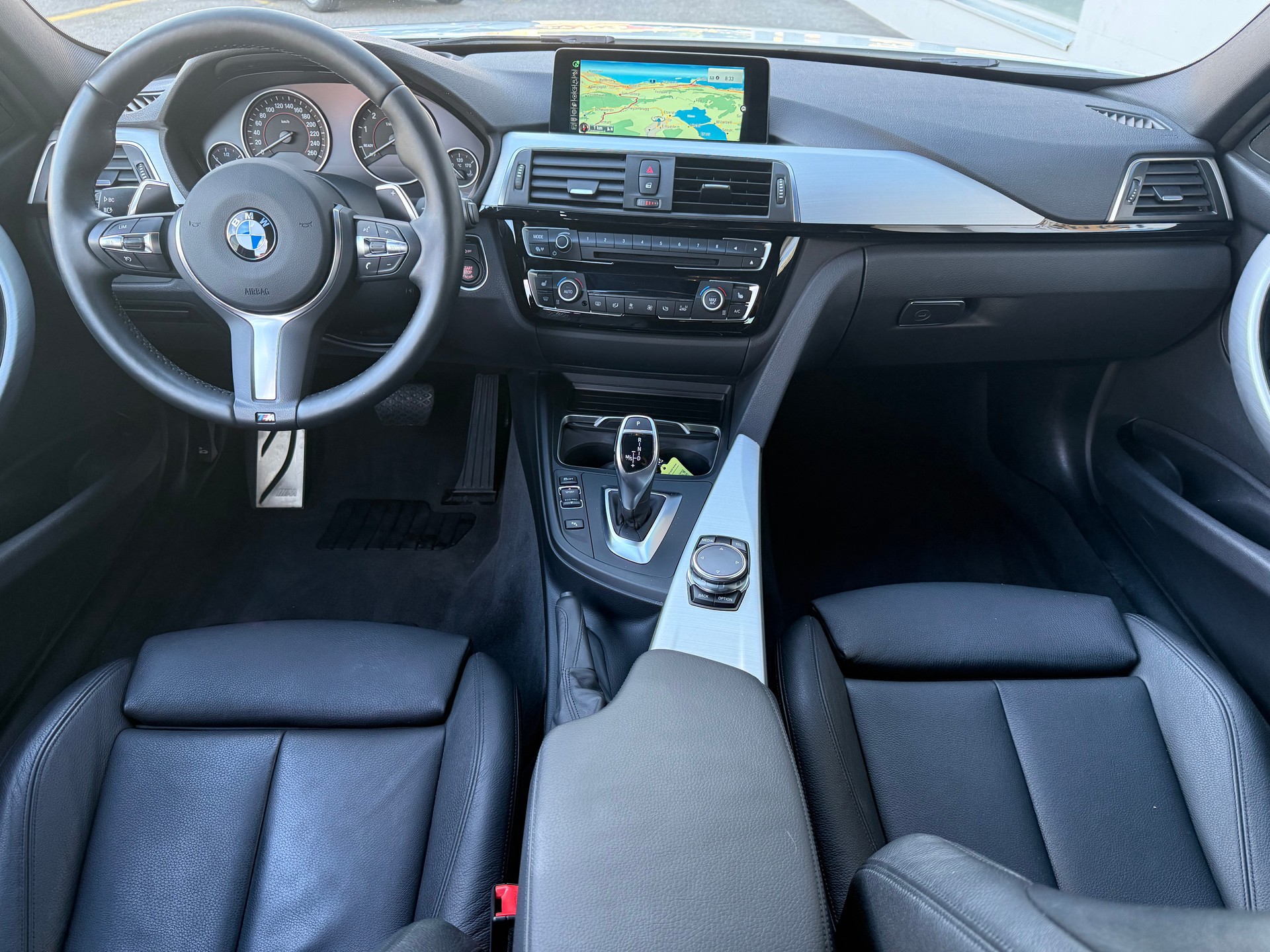 BMW 330i xDrive Touring M Sport Steptronic-image-10