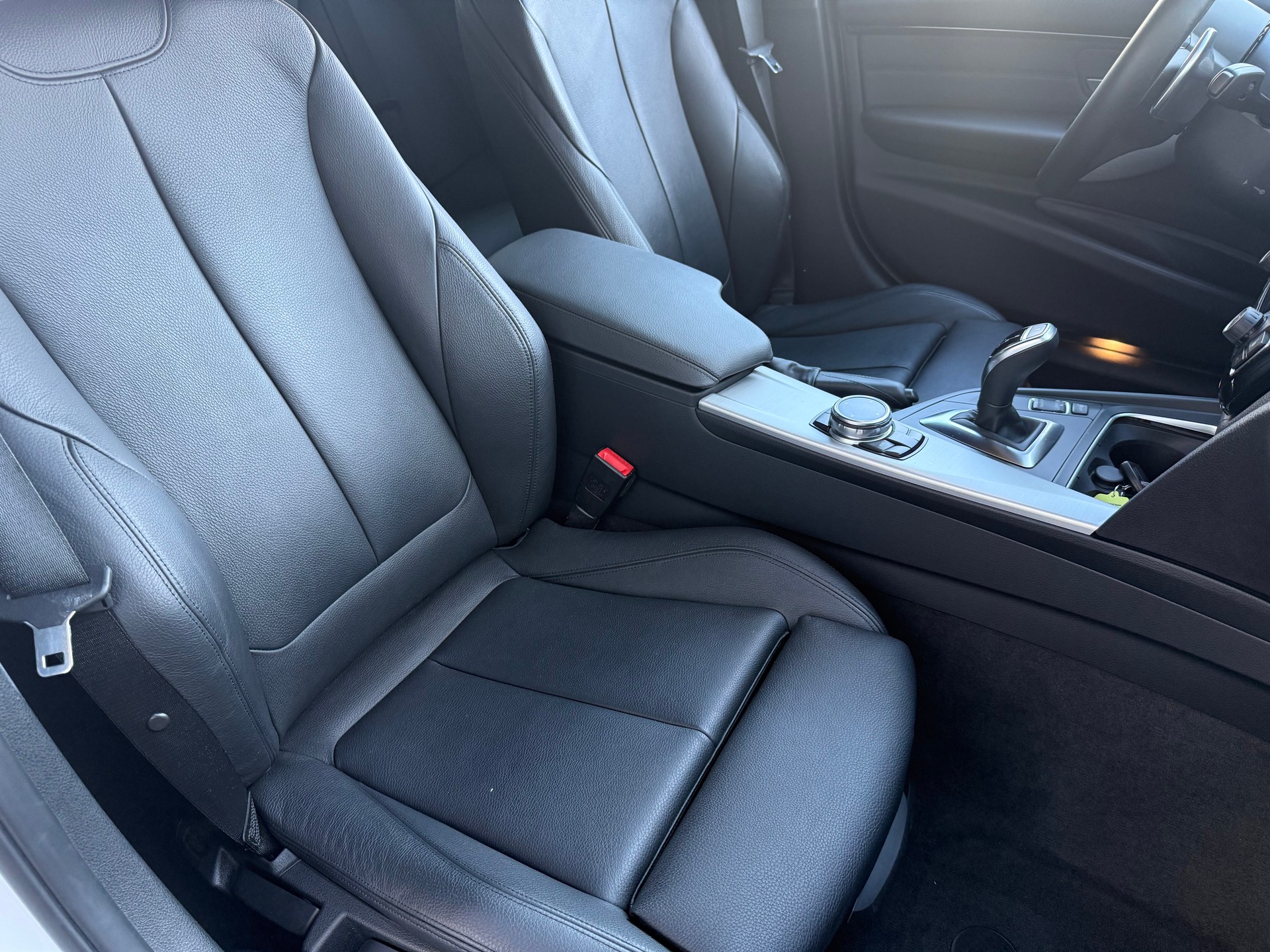 BMW 330i xDrive Touring M Sport Steptronic-image-15