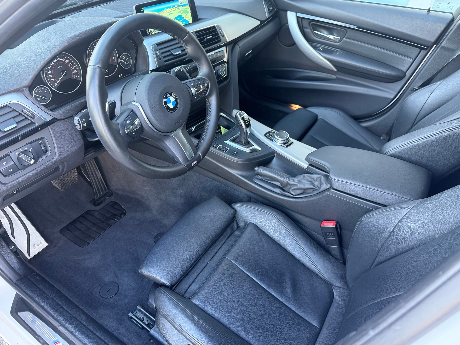 BMW 330i xDrive Touring M Sport Steptronic-image-8