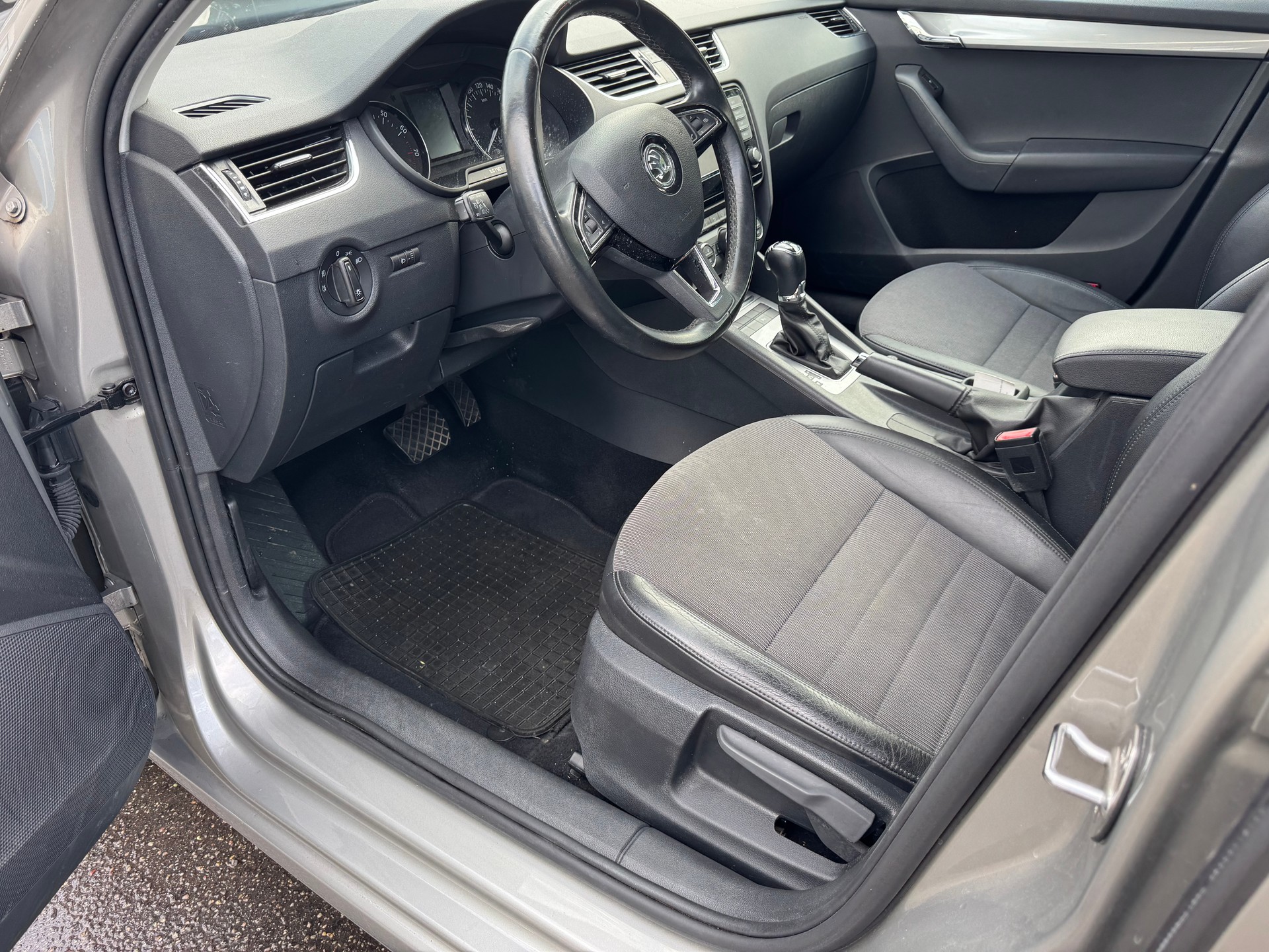 SKODA Octavia Combi 1.4 TSI Style DSG-image-8